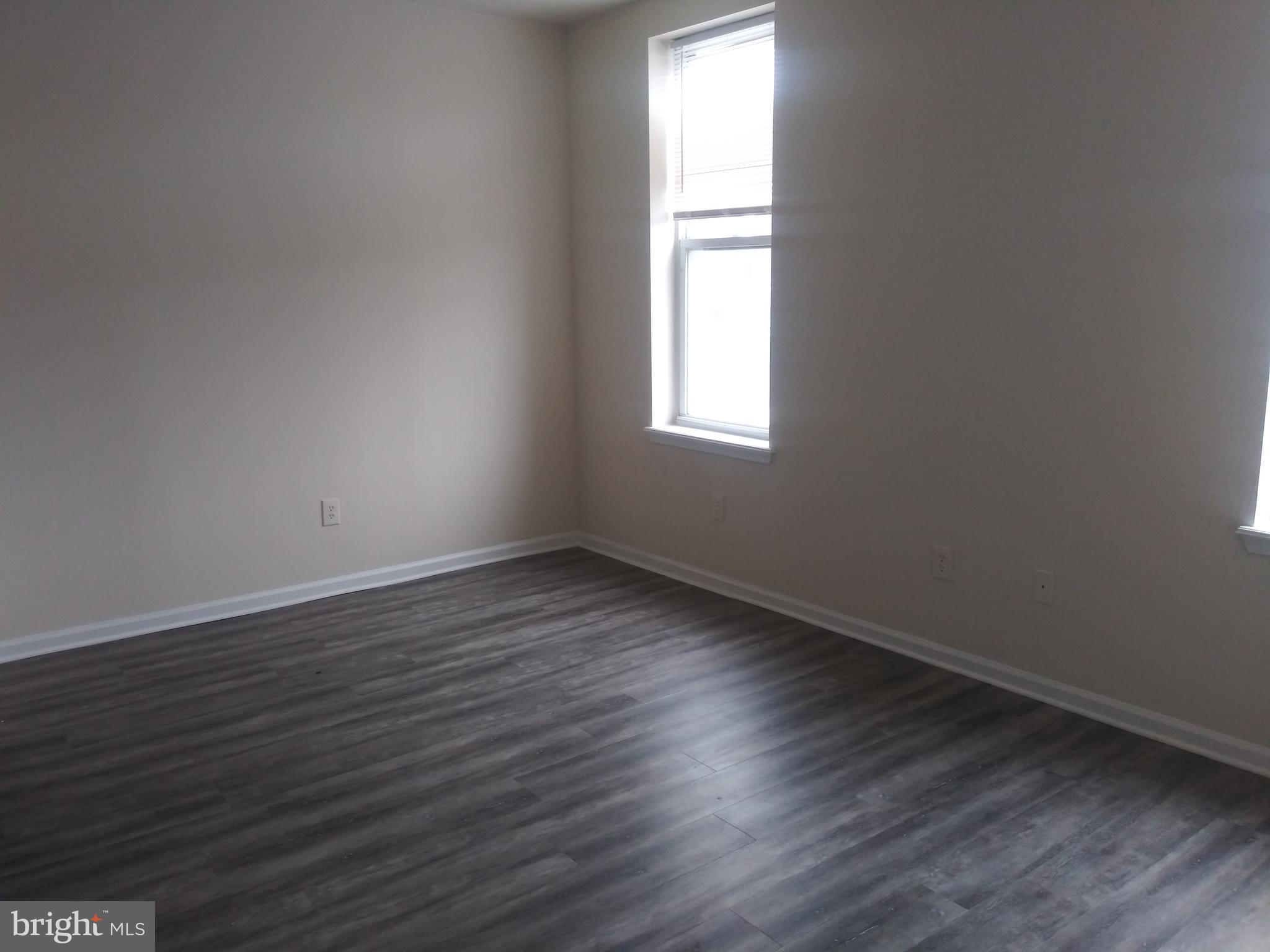 Hardwood floors, more than enough space for up to 4 people. Next to the Broad Street Line, near Temple Dental School and McDonald's. For a video tour please click the following link: https://youtu.be/apoqs037GpQ