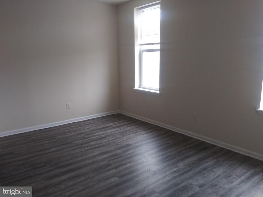 Hardwood floors, more than enough space for up to 4 people. Next to the Broad Street Line, near Temple Dental School and McDonald's. For a video tour please click the following link: https://youtu.be/apoqs037GpQ