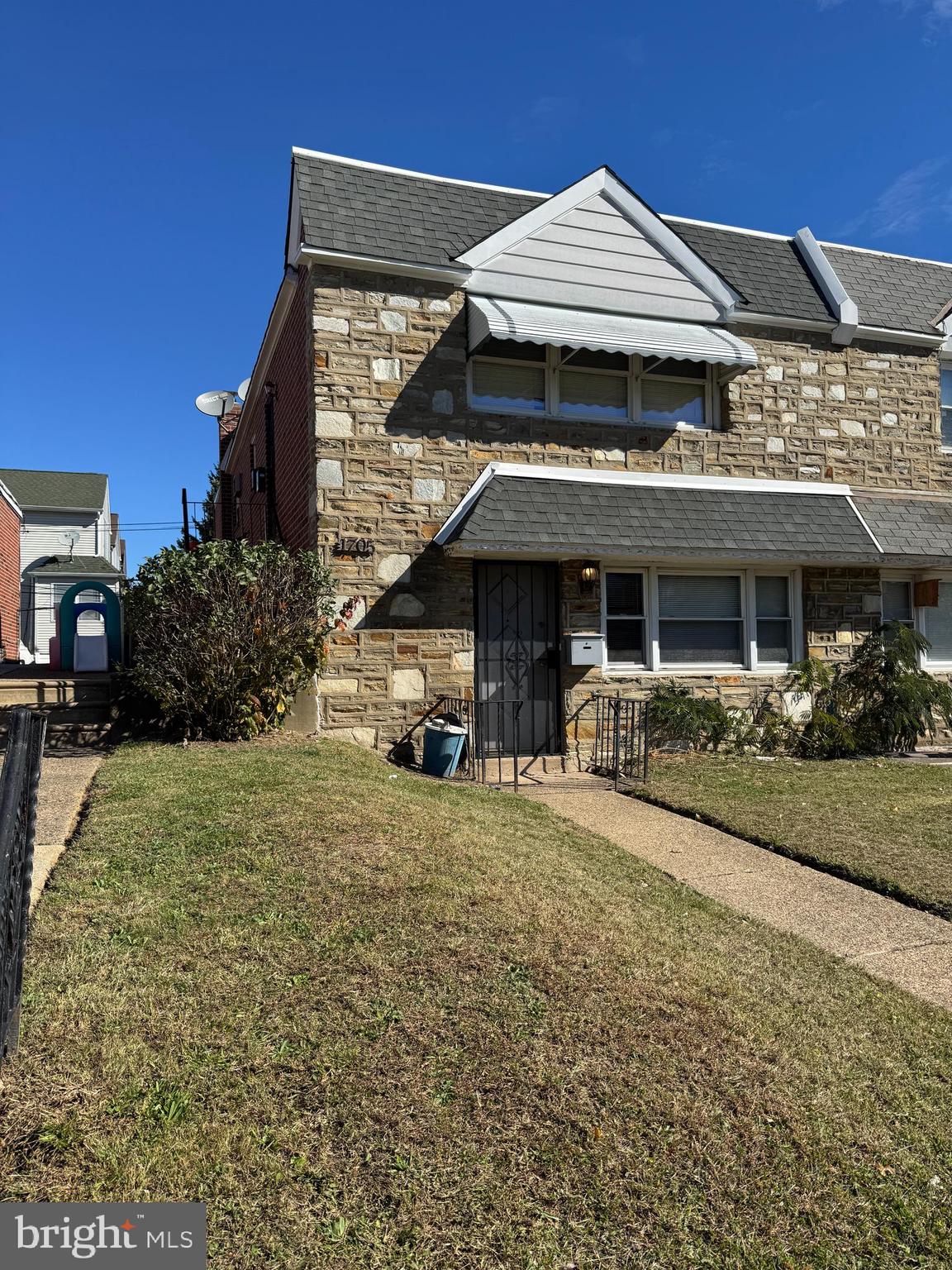 Main image without alt text