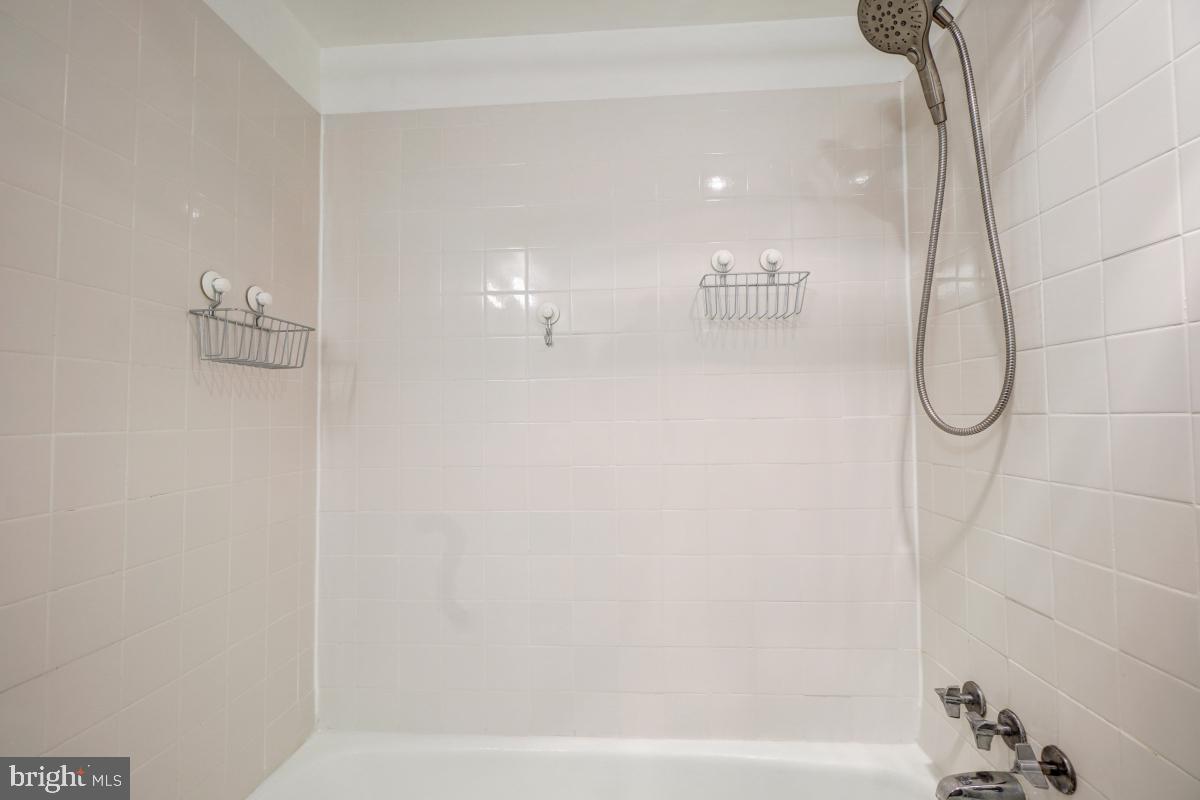 THE COLONIES - Residential Lease