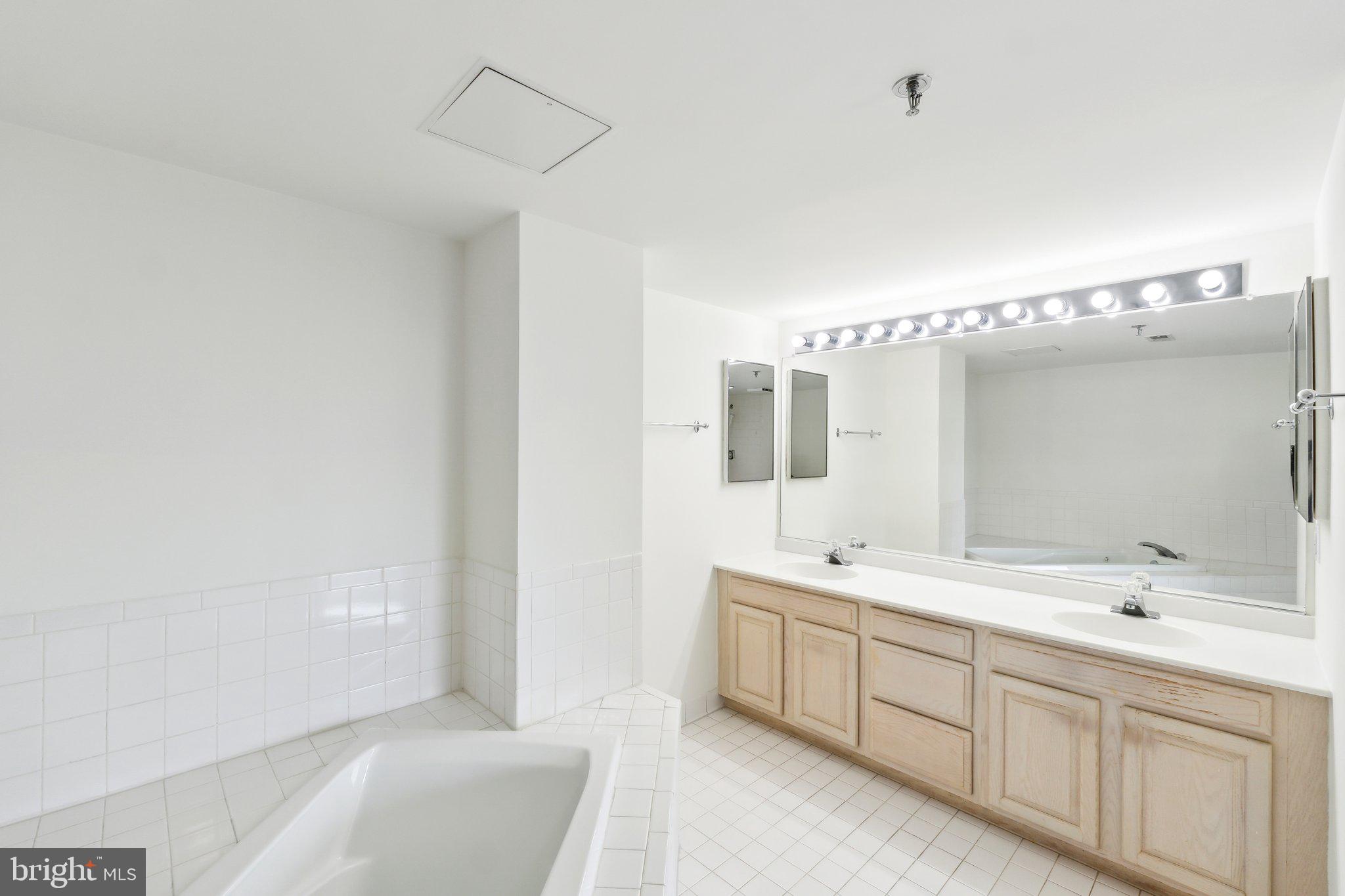 WHITLEY PARK CONDOMINIUM - Residential