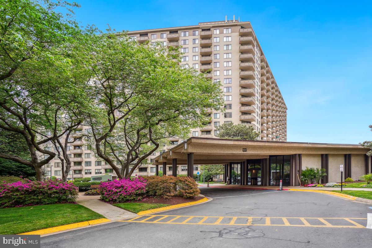 NEW PRICE! Welcome to The Promenade, a sought-after building brimming with modern sophistication. This spacious--1,962 square foot--updated 2 bedroom+den, 2 bath double unit is flooded with natural light from the 2 balconies overlooking the pool. The inviting foyer introduces the gracious living room. elegant separate dining room and large eat-in kitchen. Closet space abounds, and 2 underground parking spaces are included. Have an electric car? A charging station is available. The Promenade, with its gated entry and 24-hour concierge, has everything. The restaurant, hair salon, travel agent, doctors, market, gym, party room, tennis courts and indoor and outdoor pools electric car are just an elevator ride away. Ready for easy convenient living? Don’t let this opportunity get away!!!