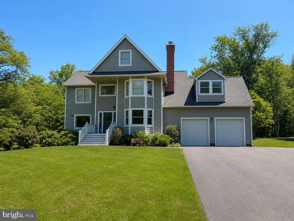 Photo of 13 Gregg Court, BROOKEVILLE, MD 20833 (MLS # MDMC2231912)