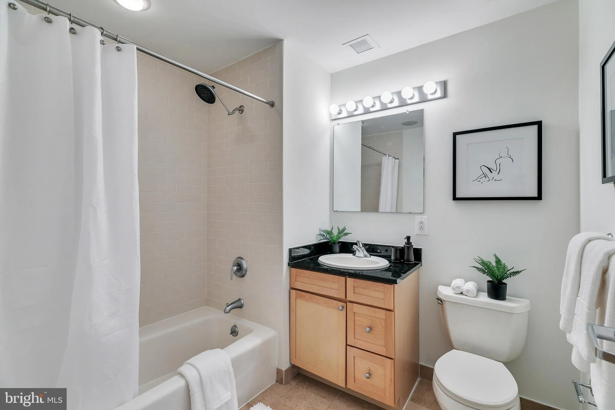 Philadelphia, Pennsylvania 19102, United States, 2 Bedrooms Bedrooms, ,2 BathroomsBathrooms,Residential,Active,61923