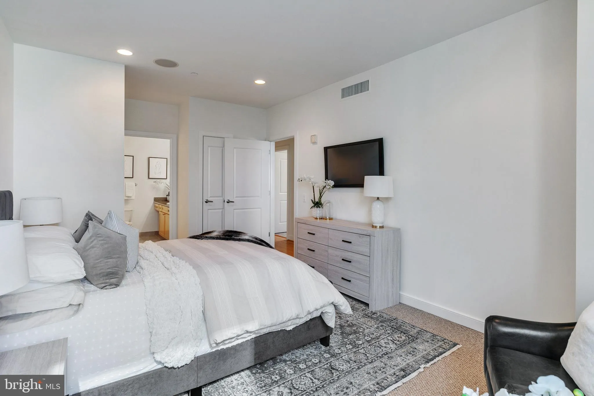 Philadelphia, Pennsylvania 19102, United States, 2 Bedrooms Bedrooms, ,2 BathroomsBathrooms,Residential,Active,61923