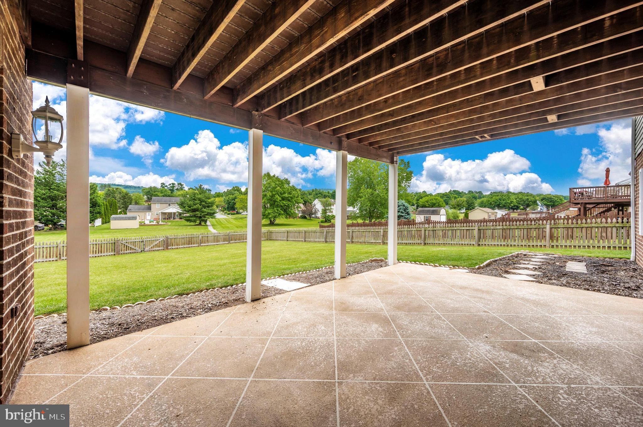 WHISPERING HILLS - Residential