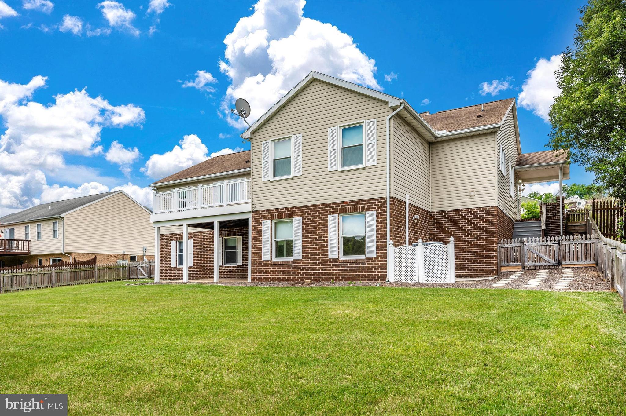 WHISPERING HILLS - Residential