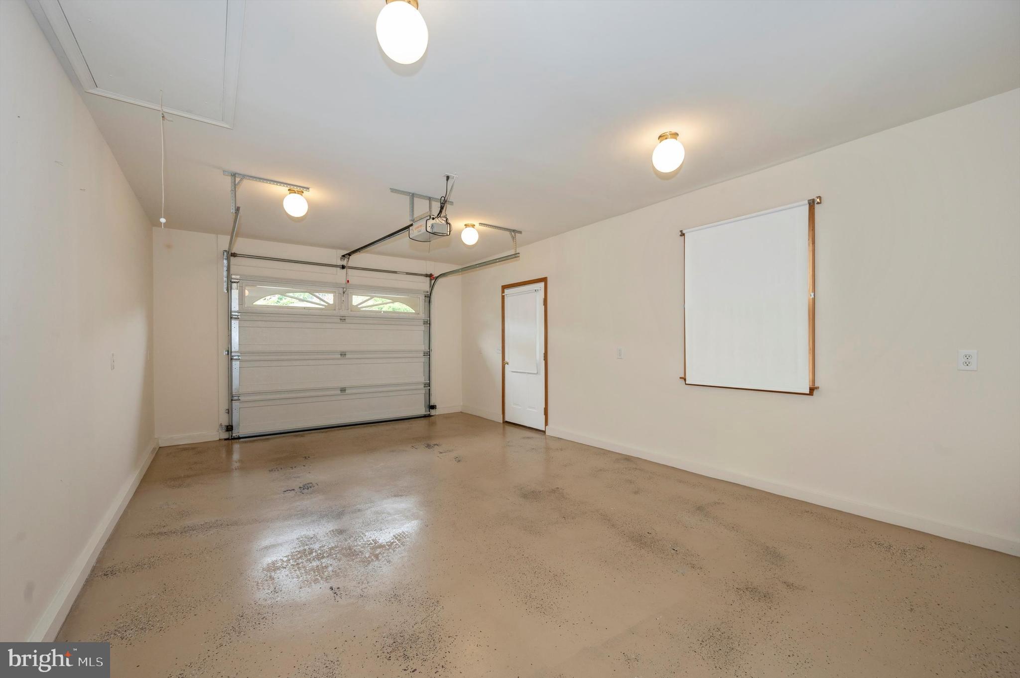 WHISPERING HILLS - Residential