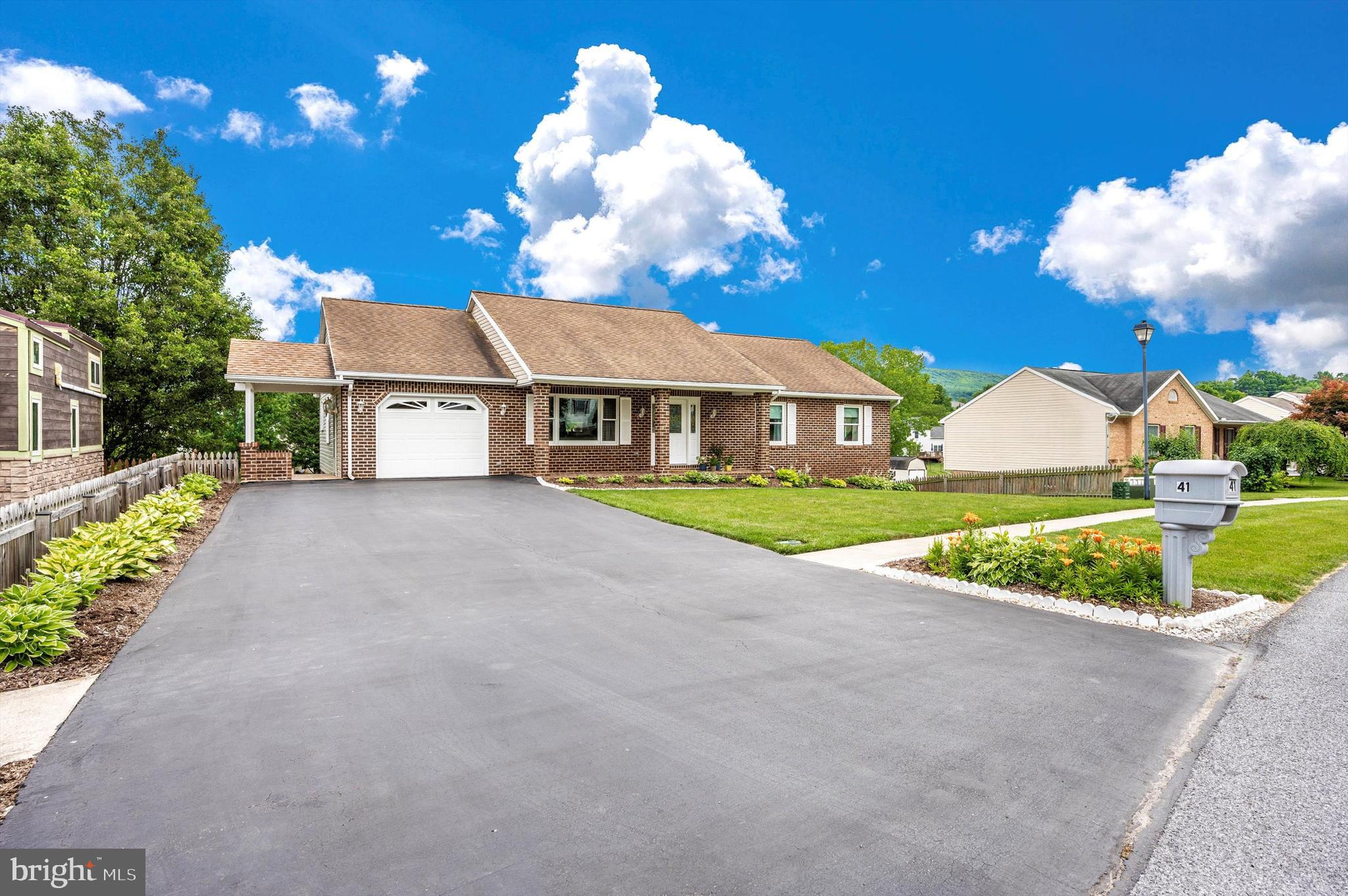 WHISPERING HILLS - Residential