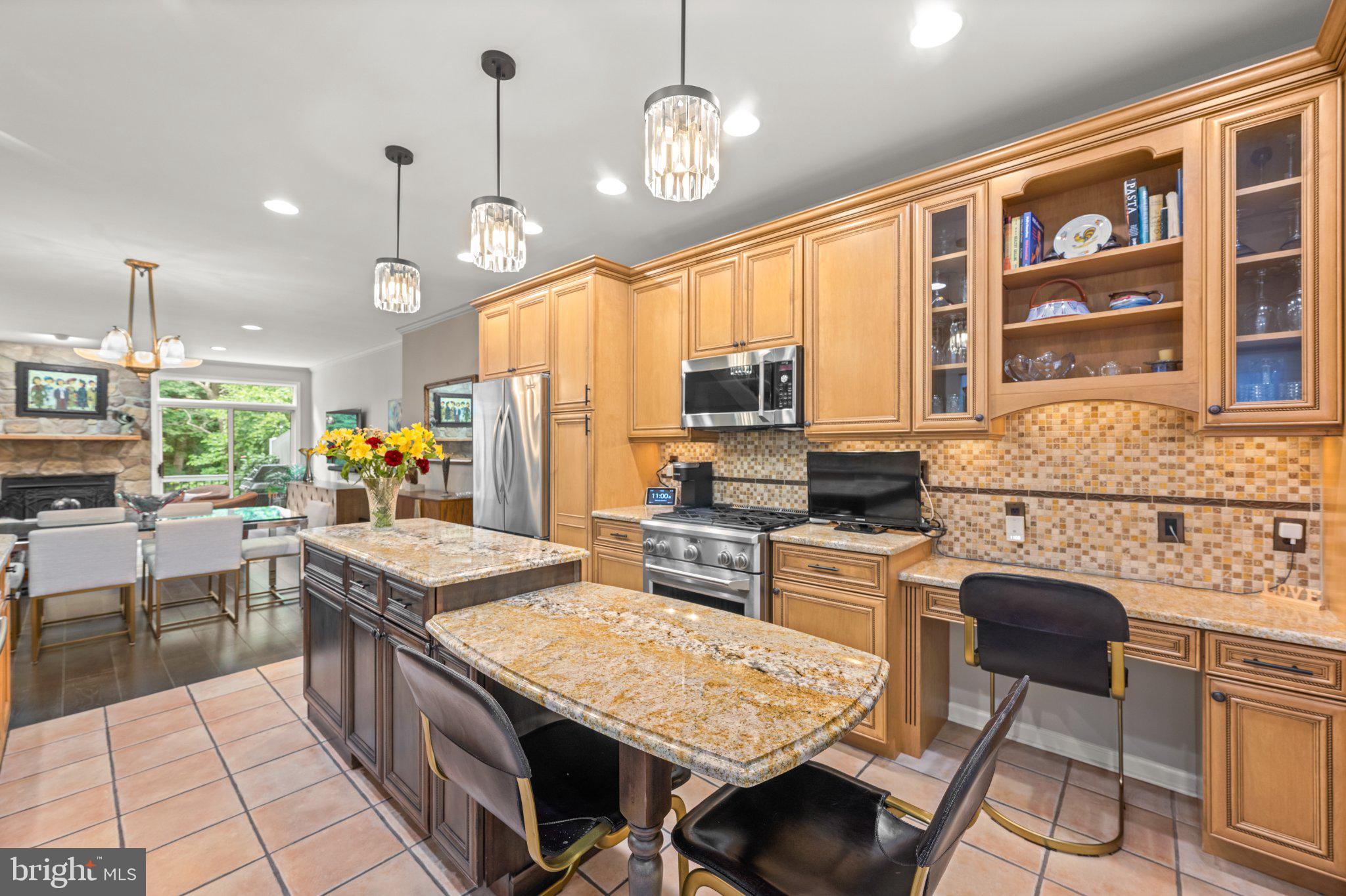 433 WOODED WAY