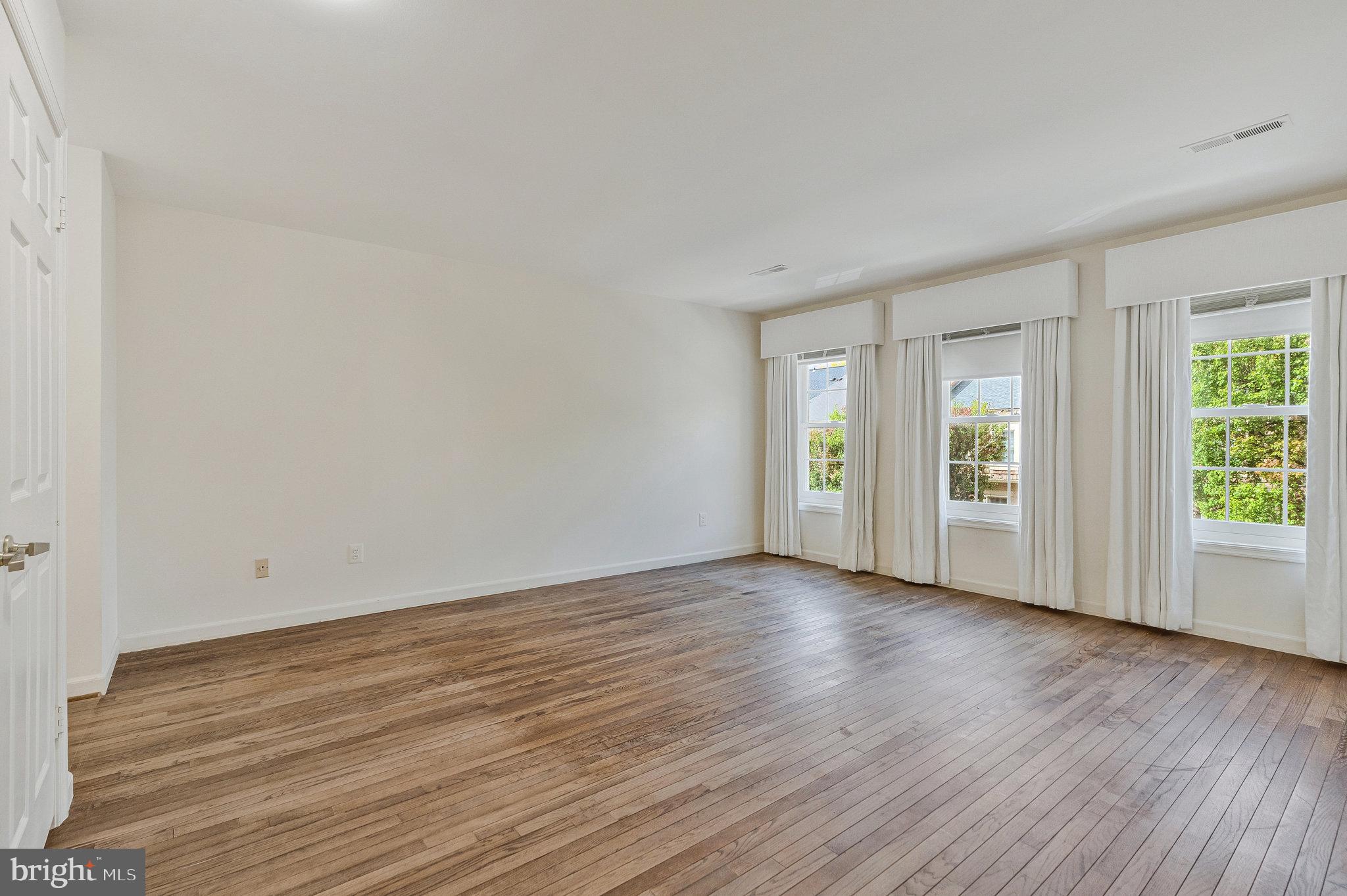 MCLEAN MEWS - Residential