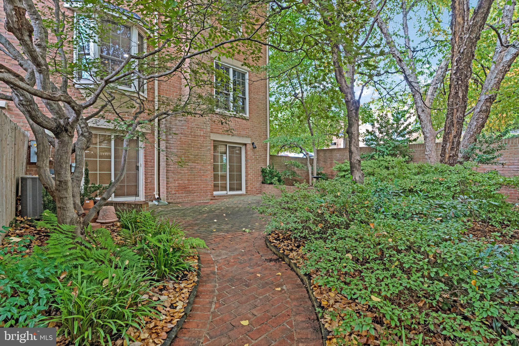 MCLEAN MEWS - Residential