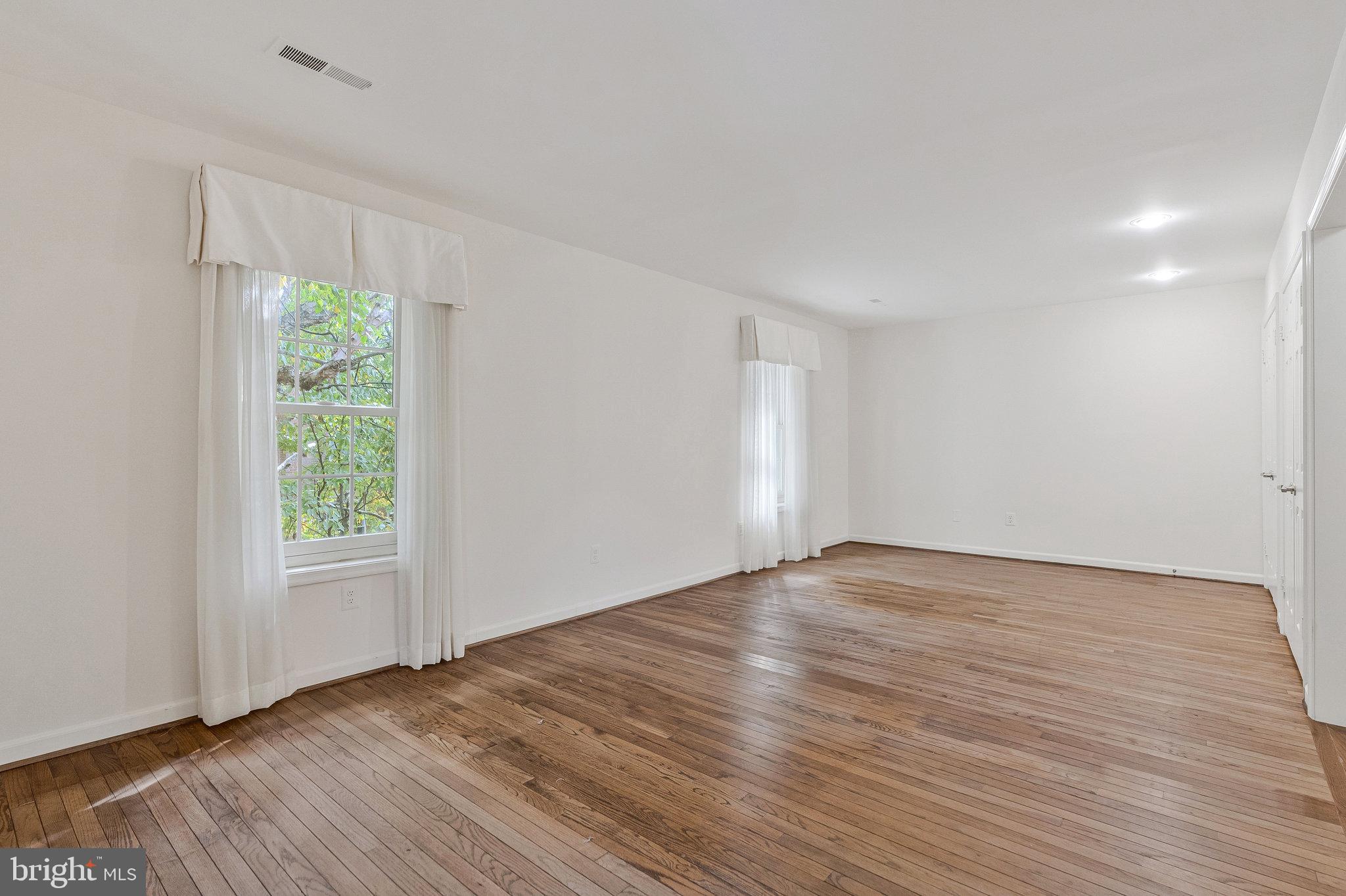 MCLEAN MEWS - Residential