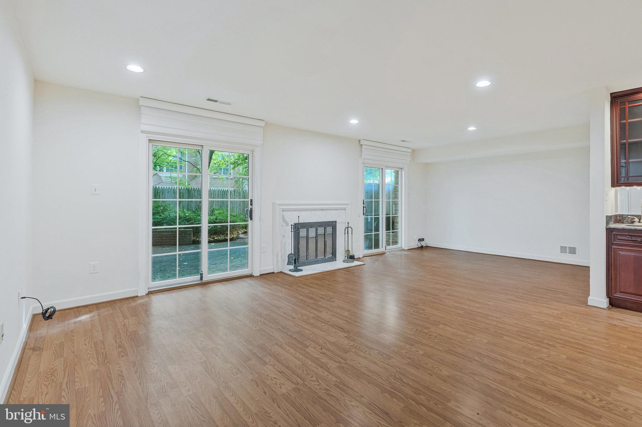 MCLEAN MEWS - Residential