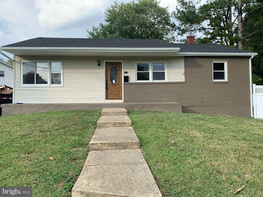 Beautiful renovated single family home located in Peppermill village. Home located on a corner lot with a fenced in backyard, new rook, refinished hardwood floors, stainless steel appliance, and great sized bedrooms. Come and check this house out today!