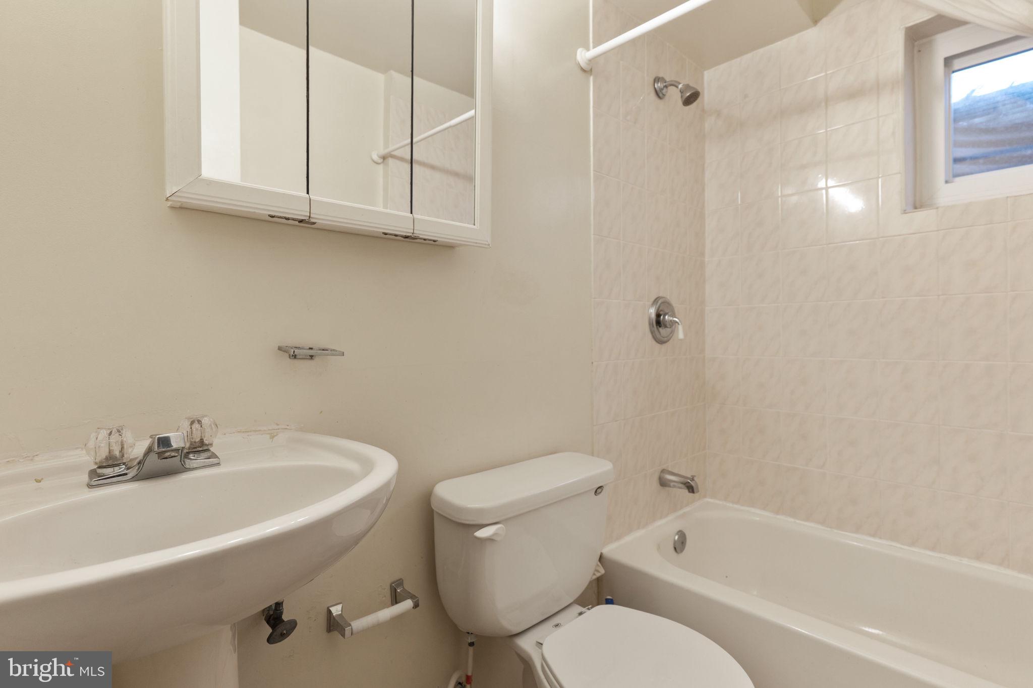 BURKE STATION SQUARE - Residential Lease