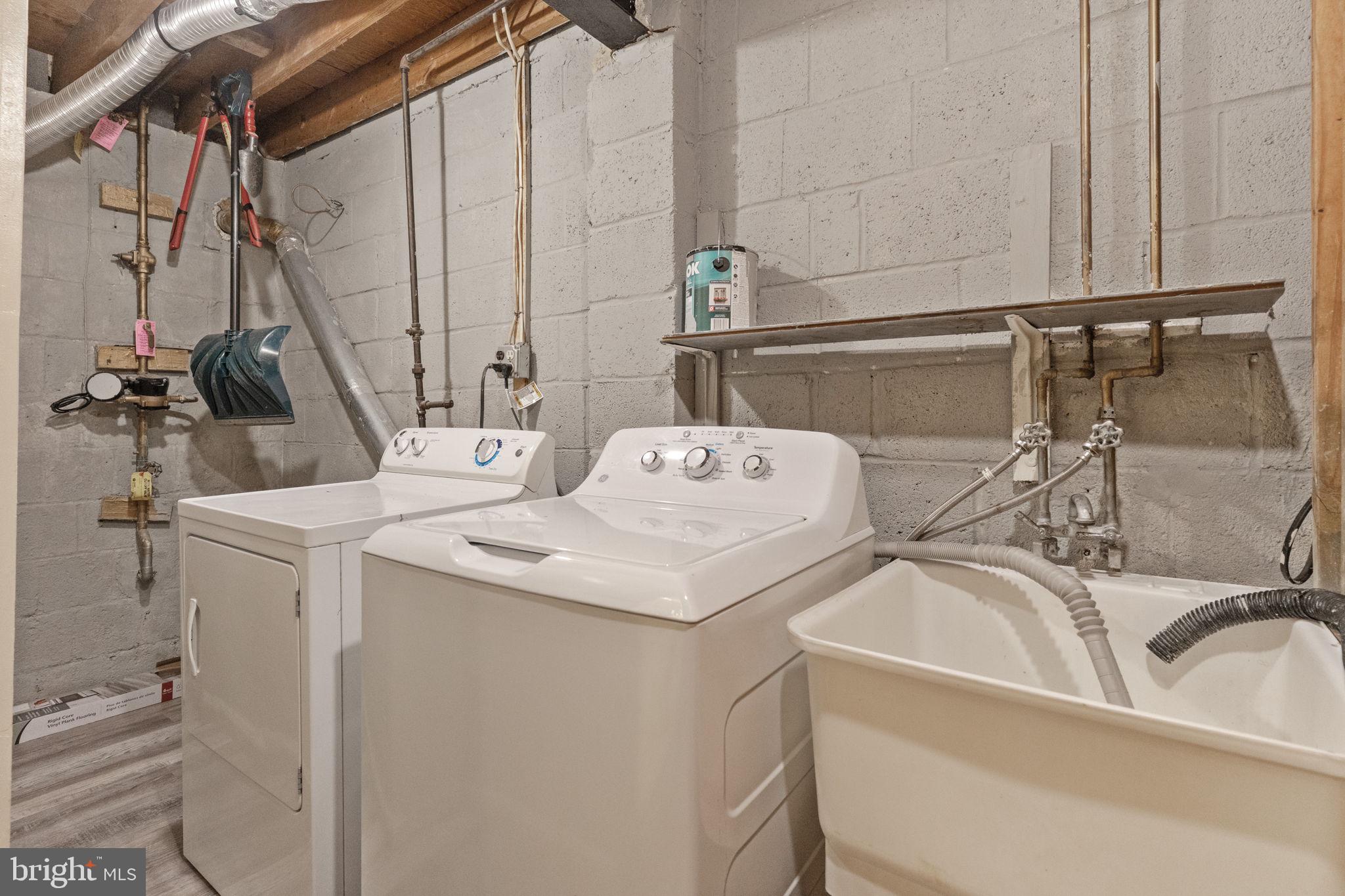 BURKE STATION SQUARE - Residential Lease