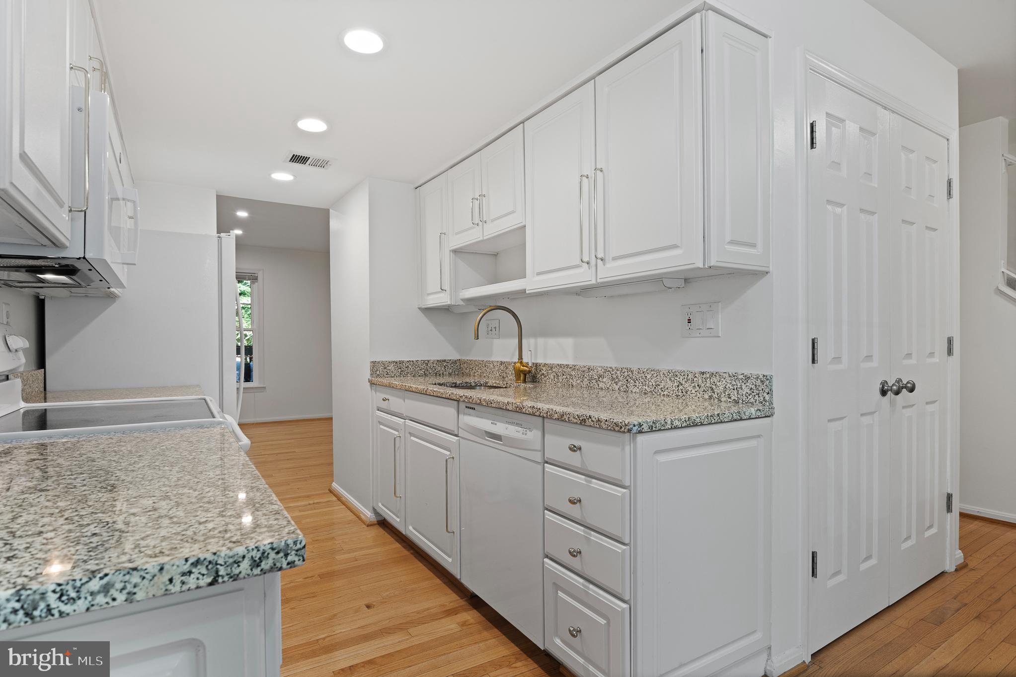 SHADOW OAK - Residential