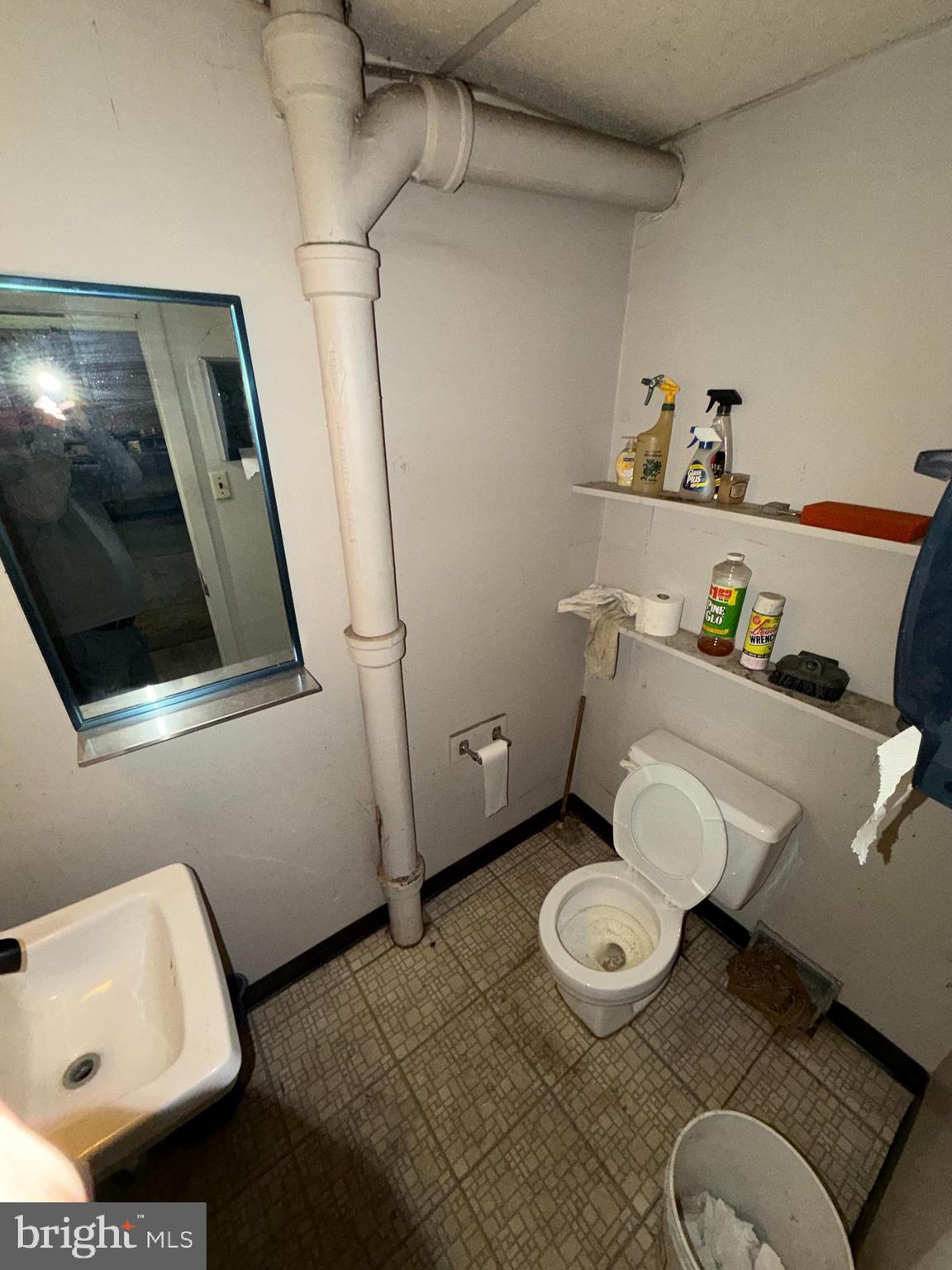 Main image without alt text