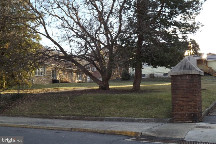 Oversize lot in excellent downtown location.  Can accomodate multiple rental units or can be used for primary homesite.  Walking distance to all necessary services.  Priced lower than a new pick up truck.  Use your imagination for long term investment.