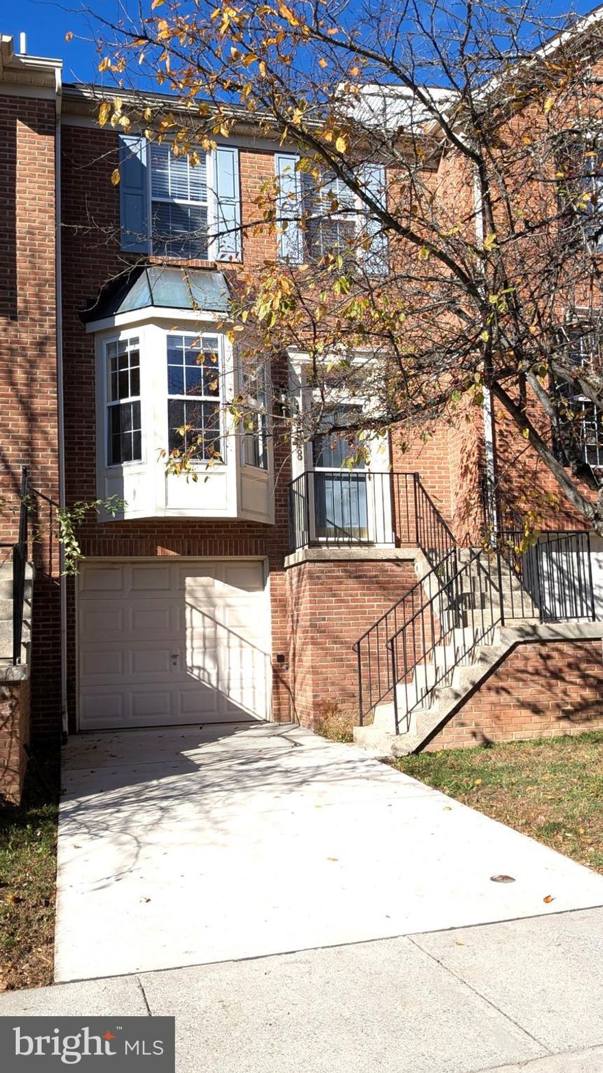 CHURCHILL SCHOOL DISTRICT. FABULOUS 3 LEVEL TOWNHOME WITH 1 CAR GARAGE, GRANITE CTRS/UPDATED KITCHEN. HARD WOOD FLOOR. WALK OUT BASEMENT BACKING TO TREES. FULLY FENCED FOR A PRIVATE BACK YARD. FRESHLY PAINTED INTERIOR, BRICK FRONT, NEW DECK, GREAT COMMUNITY, NO PETS, NO SMOKERS.  AVAILABLE NOW.
