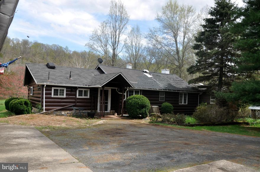 LOG STYLE HM(AS-IS) W/ ATTACHED 9.23 ACRE PASTRE & BARN, INGRD POOL,PASTURAL SETTING BKS. TO GOOSE CREEK.  POOL& LAWN MAINT. RESP.OF THE TENANT. HOME IS FOR SALE, MIN. LEASE IS 6 MONTHS- THE MAX LEASE 12 MONTHS. SELLER  GIVE A 60 DAY NOTICE TO  TENANT IF  HOME IS SOLD, TENANT MUST SHOW  PROPERTY FOR SALE! 3K SEC.DEP & 1ST MO.RENT& PET DEP. DUE W/APPL-CERTIFIED FUNDS ONLY-BRING OWN REALTOR TO SHOW