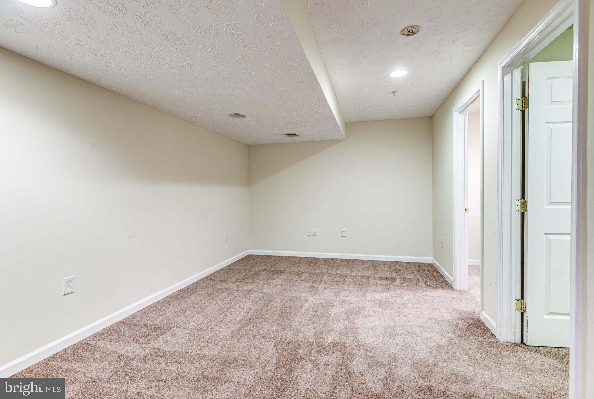 EAST HAMPTON - Residential Lease