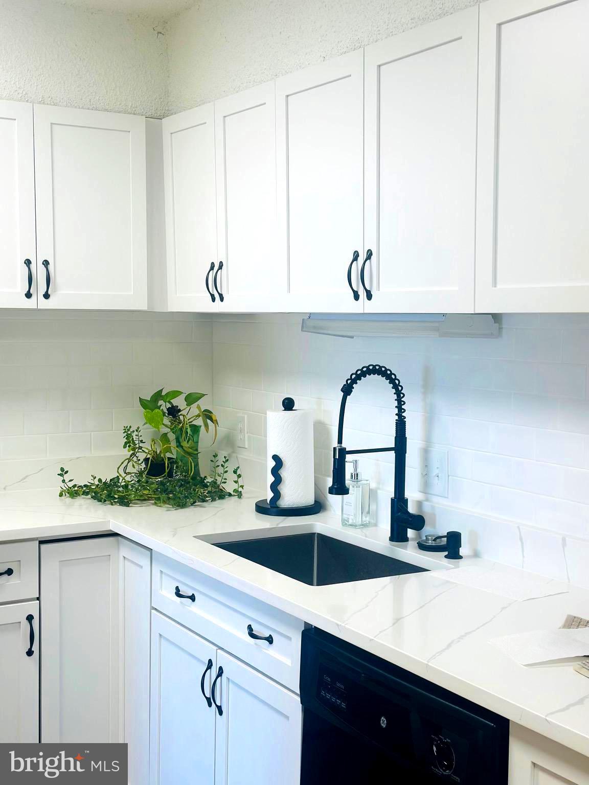 LAKESIDE PLAZA - Residential