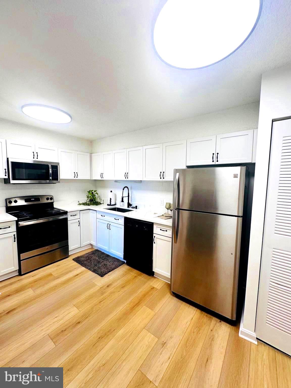 LAKESIDE PLAZA - Residential