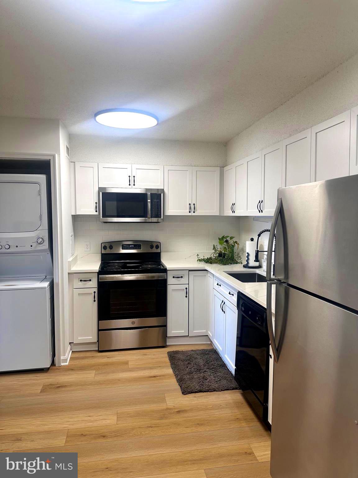 LAKESIDE PLAZA - Residential