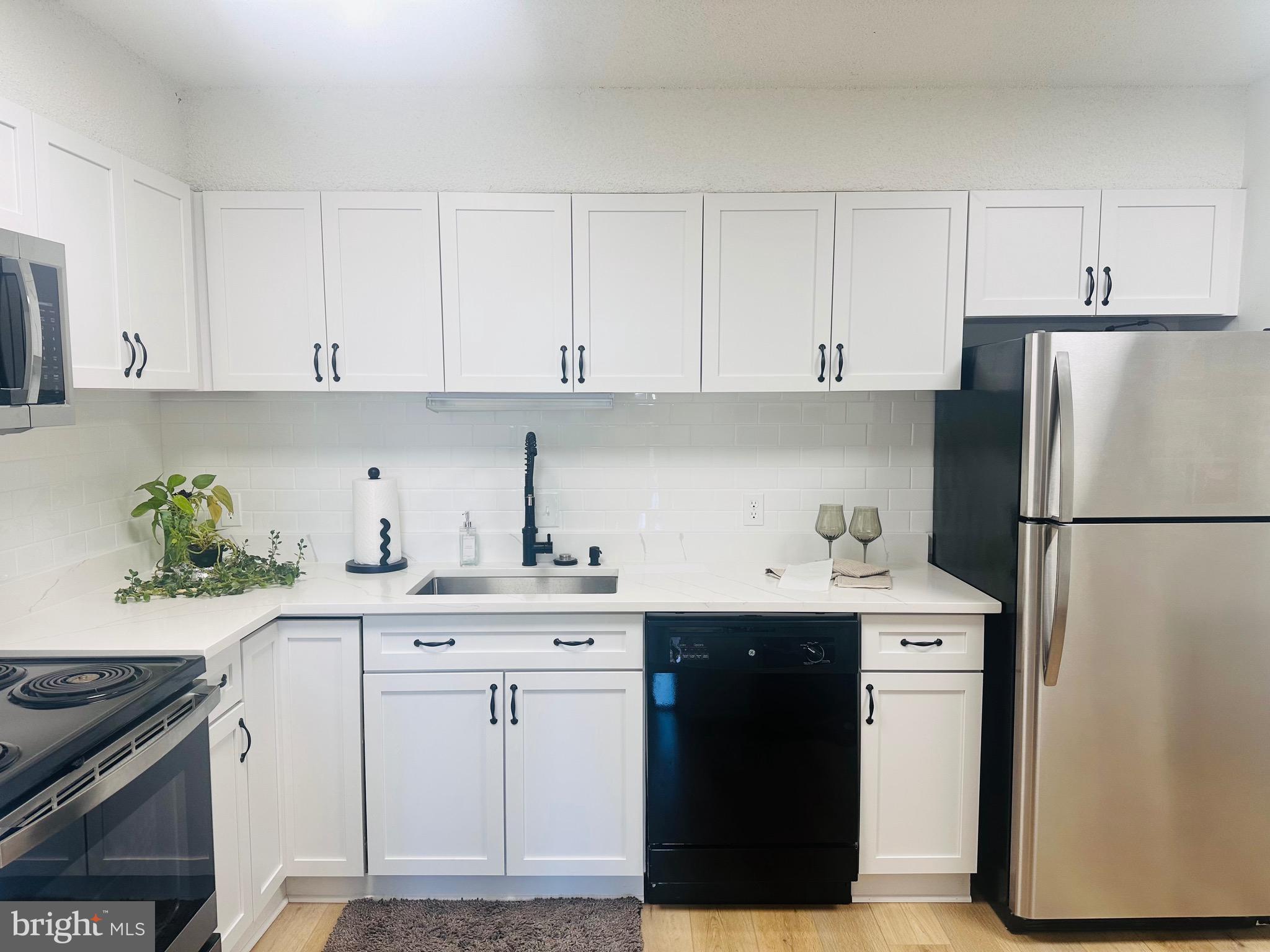 LAKESIDE PLAZA - Residential