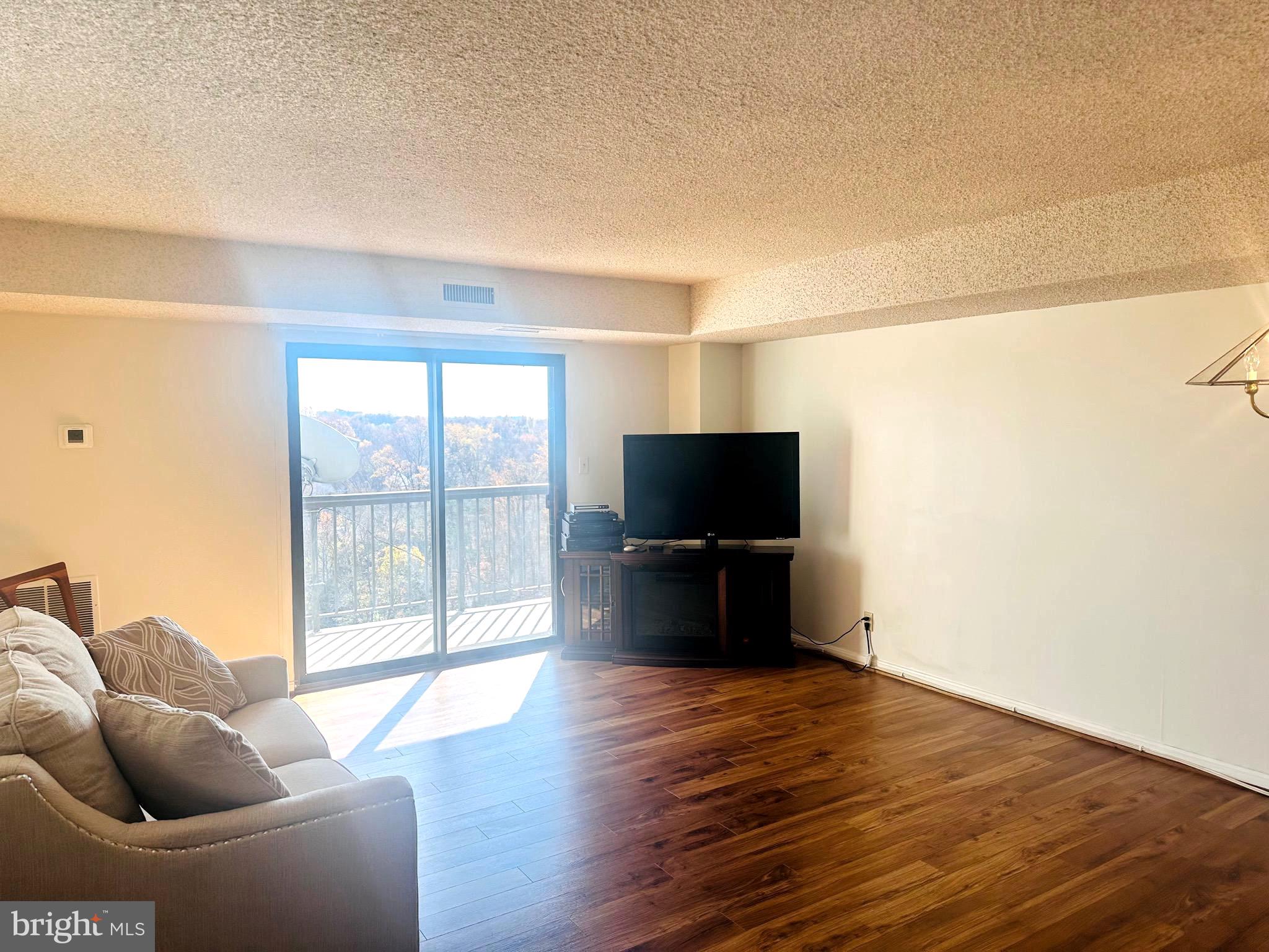 LAKESIDE PLAZA - Residential