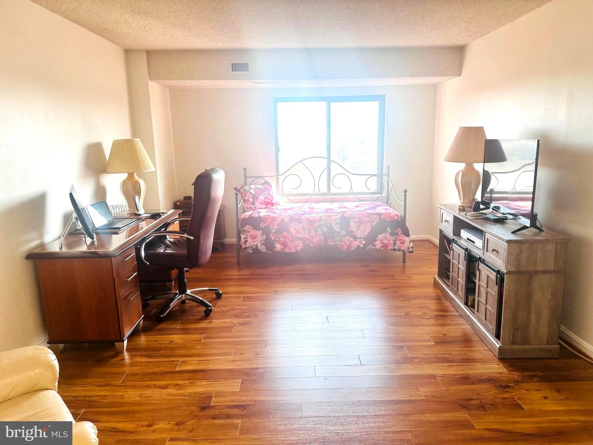 LAKESIDE PLAZA - Residential