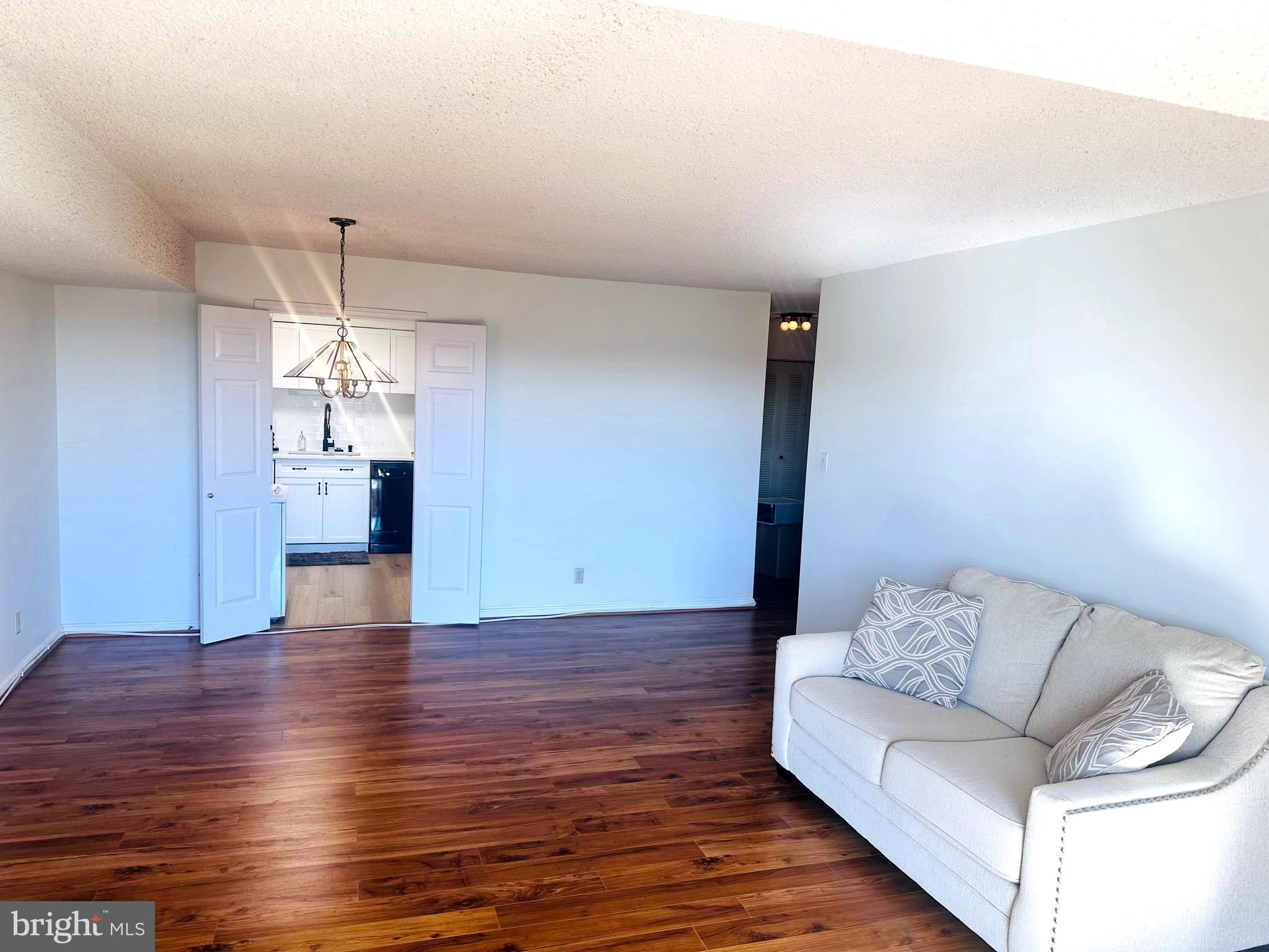 LAKESIDE PLAZA - Residential