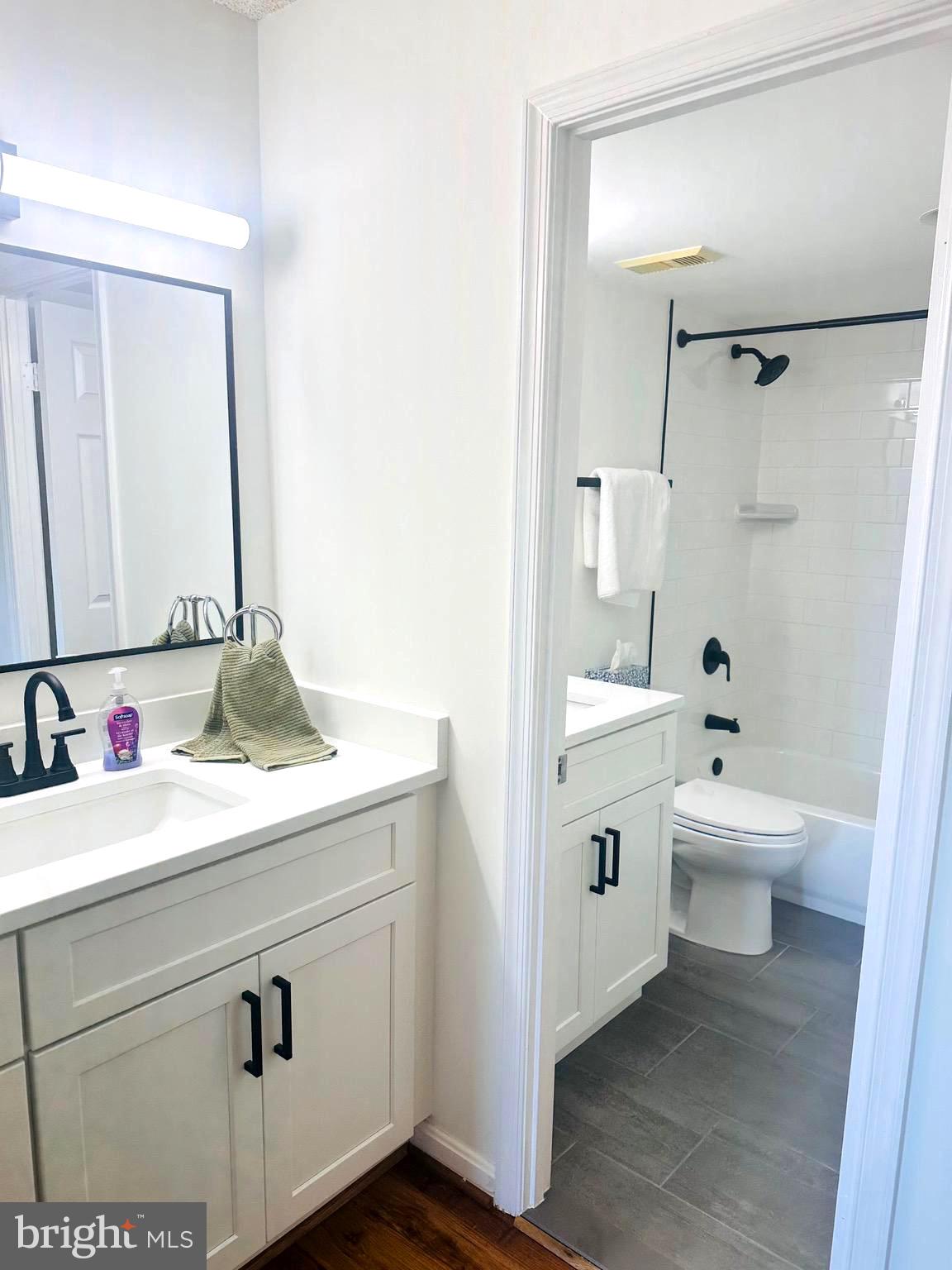 LAKESIDE PLAZA - Residential