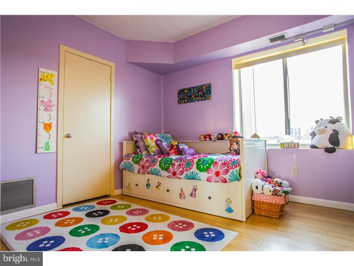 LOGAN SQUARE - Residential