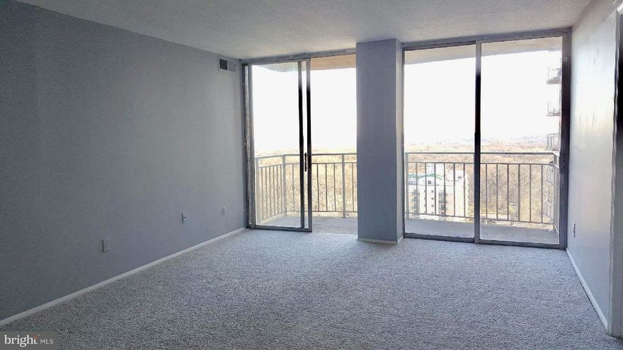 Spacious, light-filled 2bed -1bath condo with great views. Freshly painted, new carpet, new floors and recently updated kitchen. Permit Parking. tennis Courts and pools, party rooms, security 24hours. Utilities are included in the rent.
