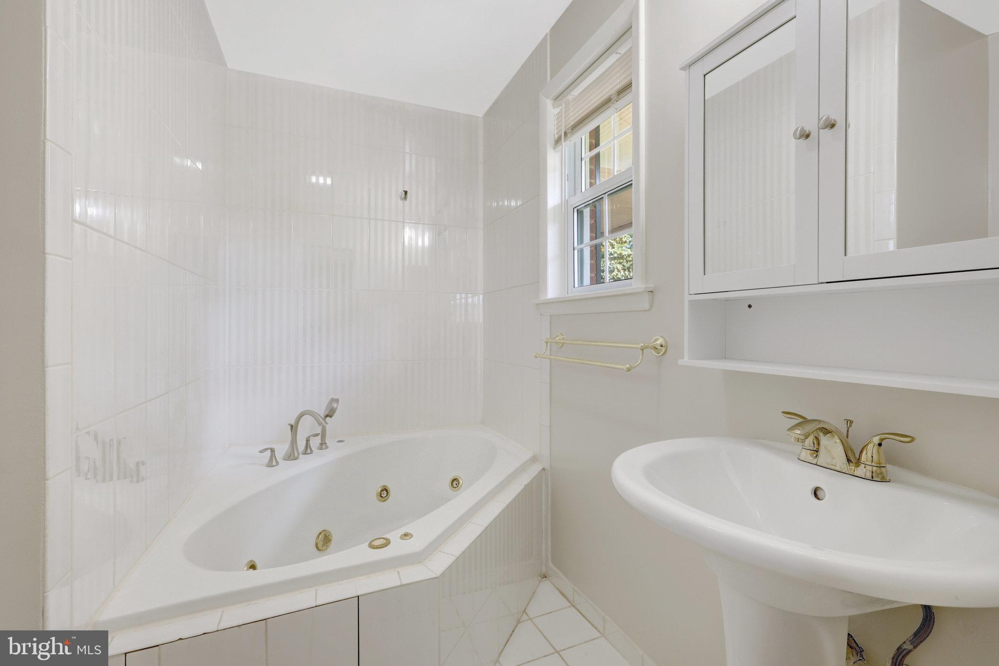 MCLEAN MANOR - Residential Lease