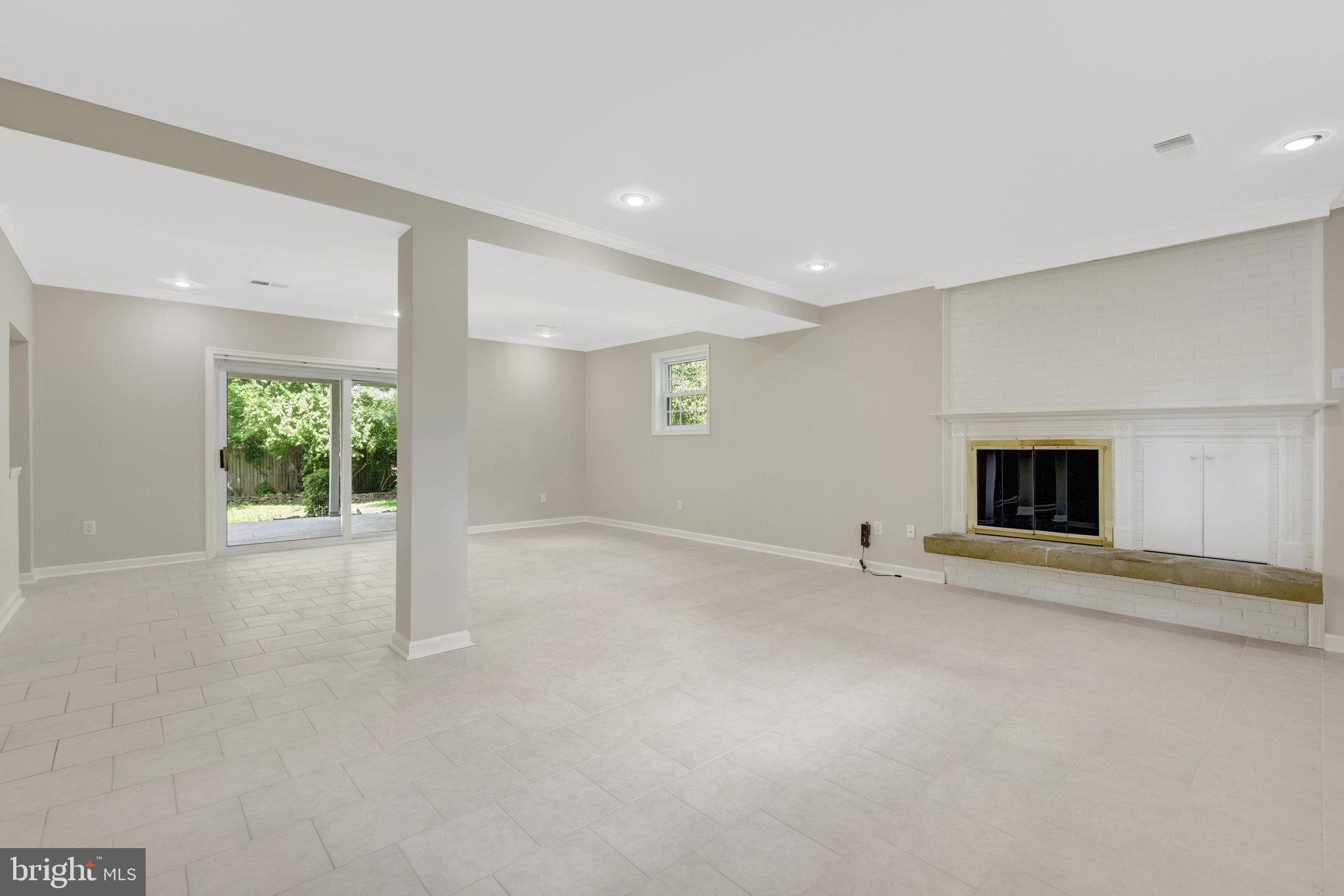 MCLEAN MANOR - Residential Lease