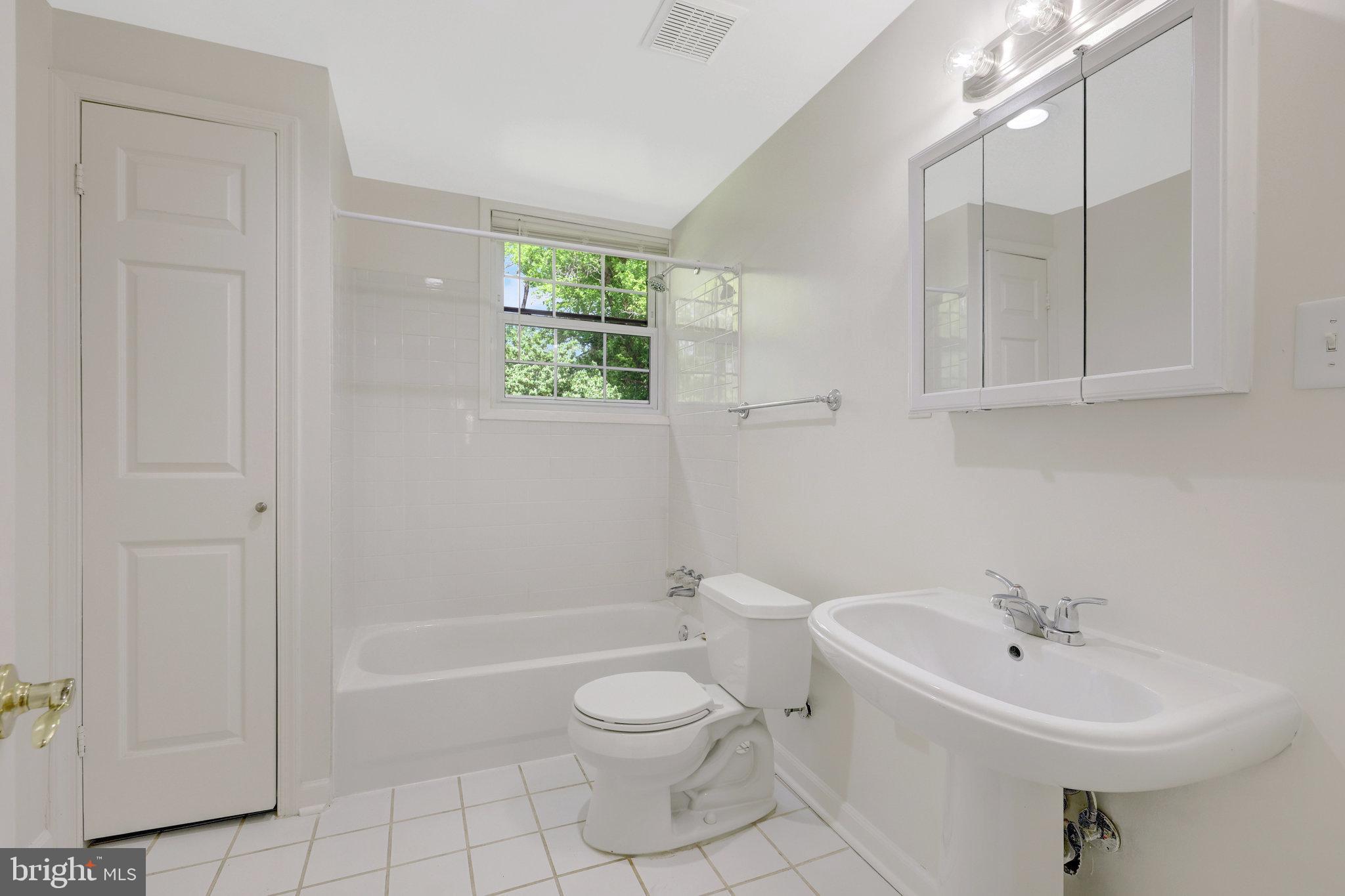 MCLEAN MANOR - Residential Lease