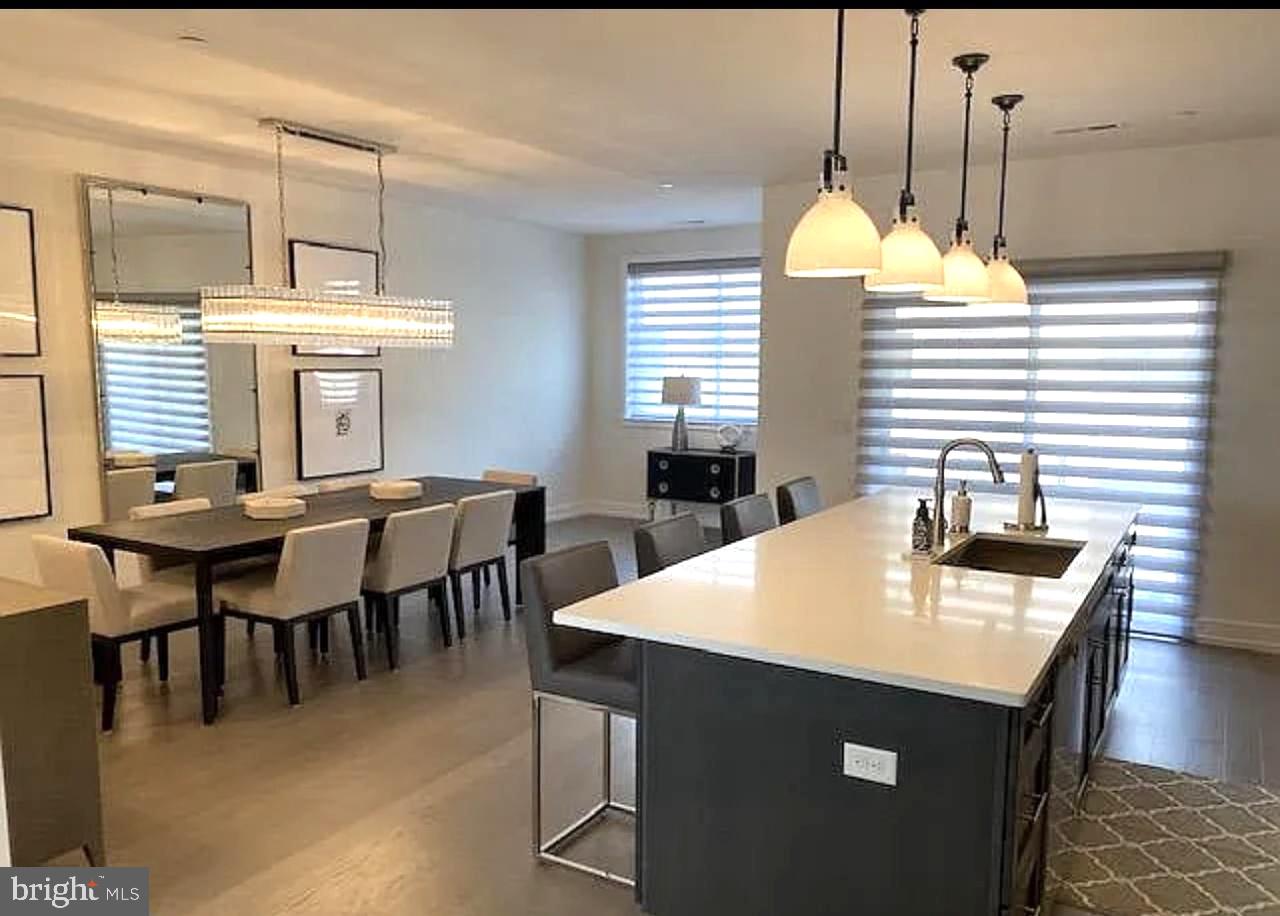 914 LAKEVIEW COURT 35 UPPER