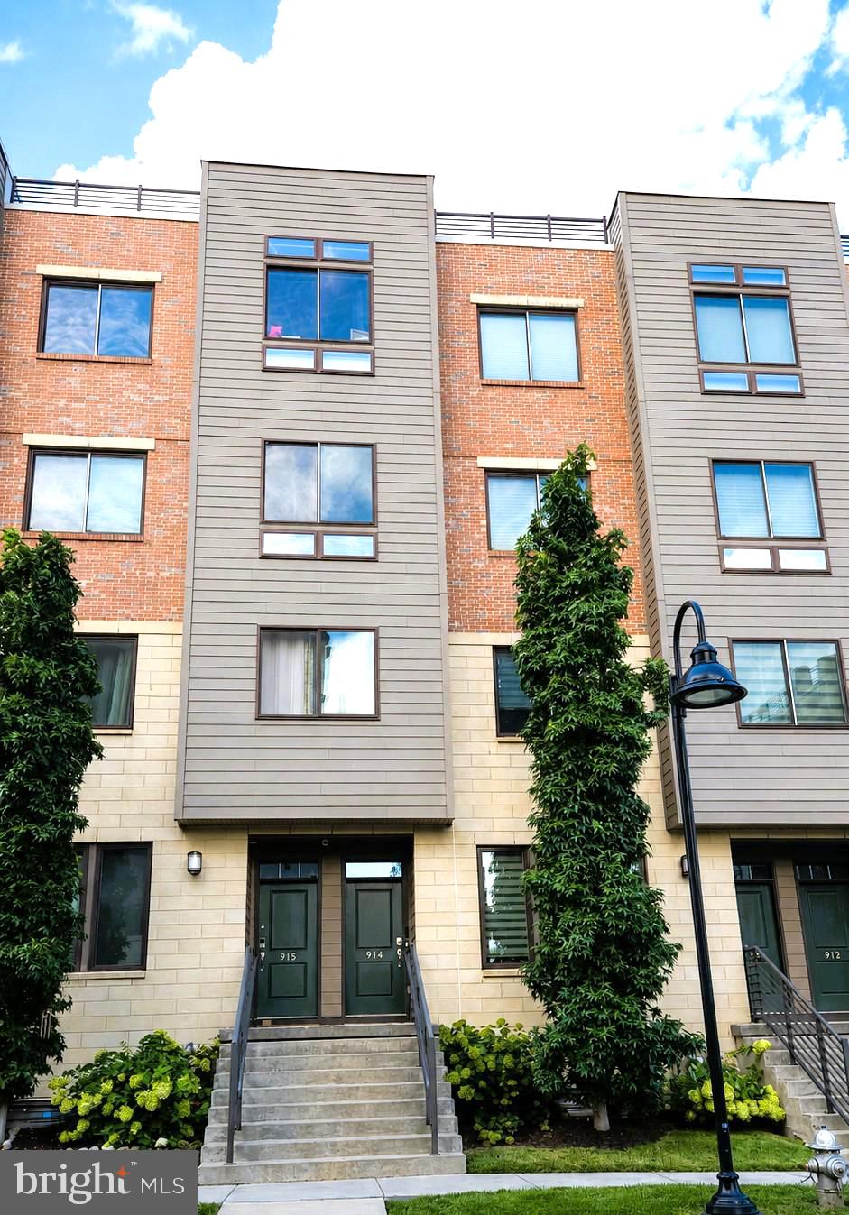 914 LAKEVIEW COURT 35 UPPER