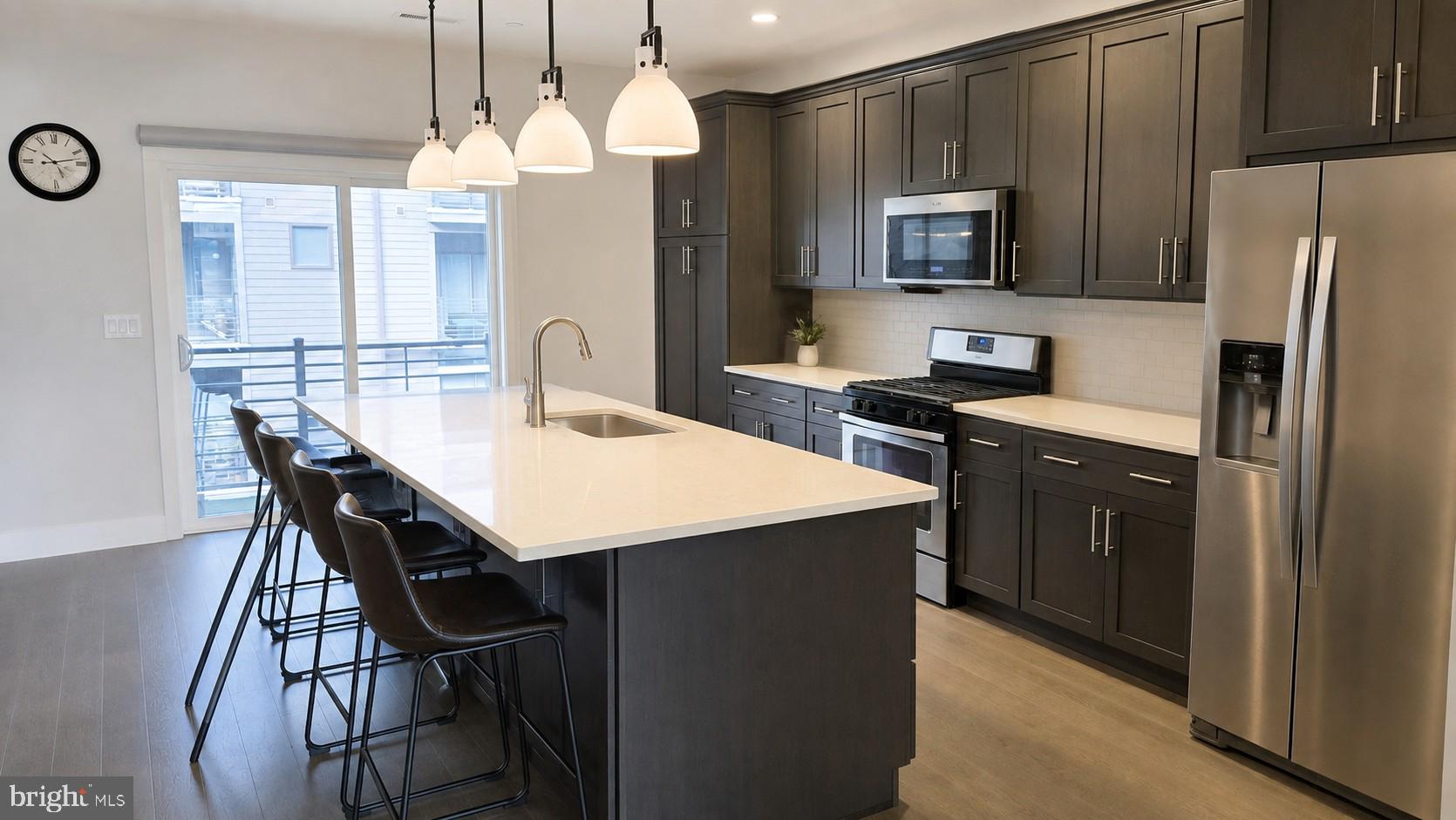 914 LAKEVIEW COURT 35 UPPER