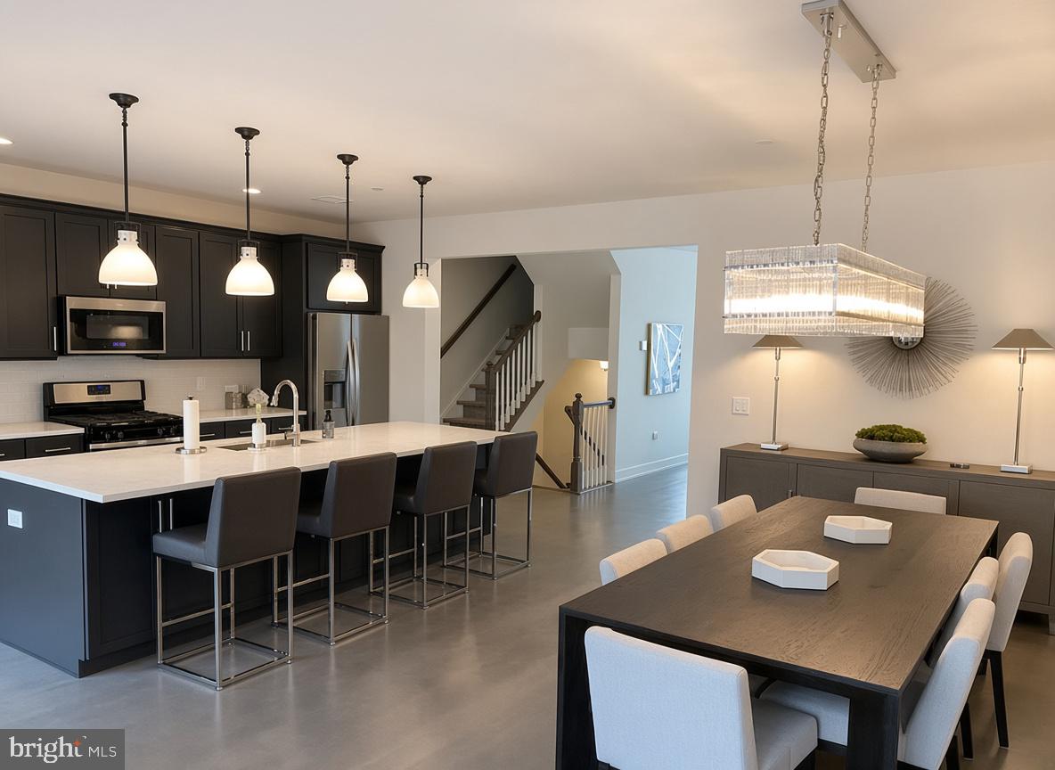 914 LAKEVIEW COURT 35 UPPER