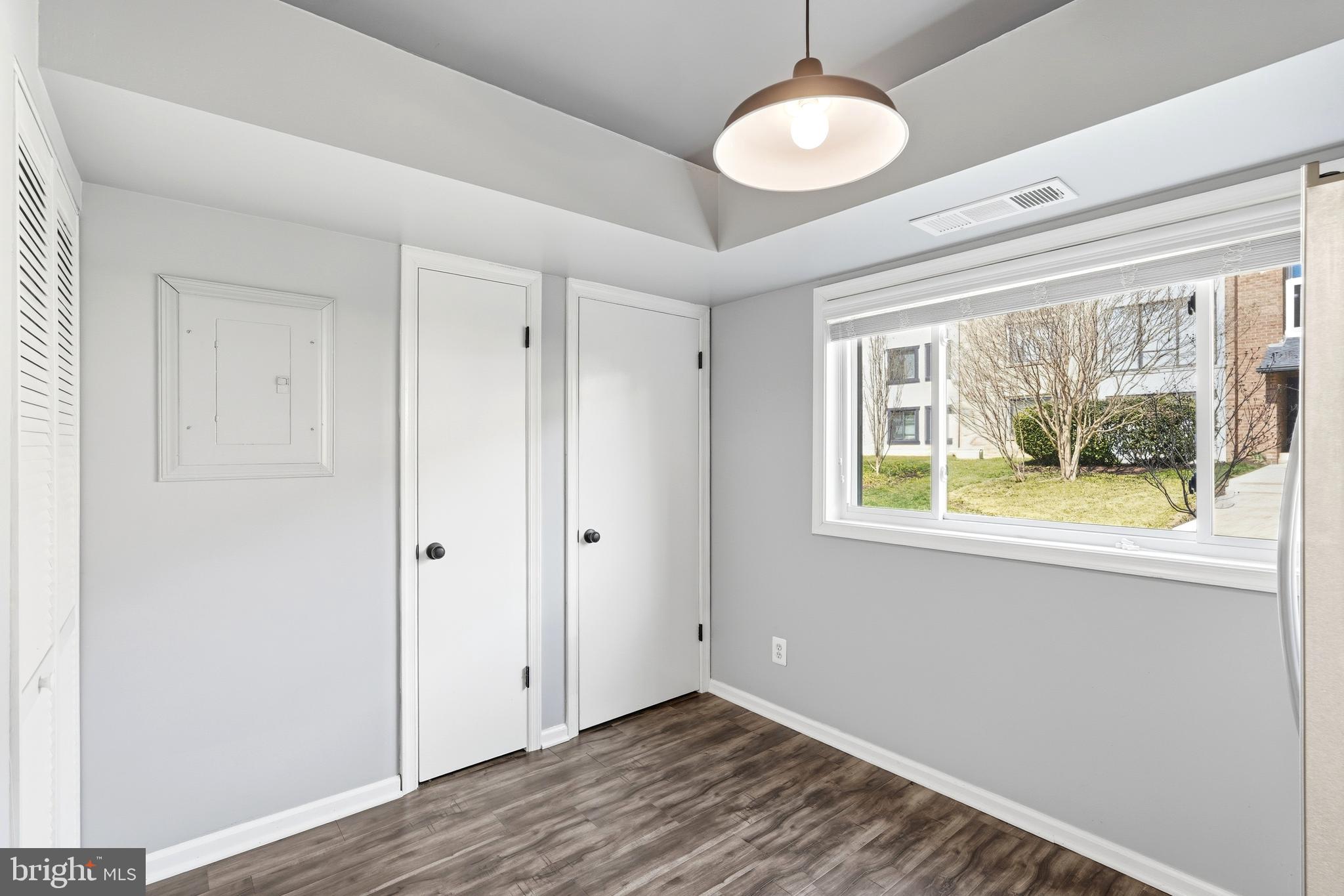 VISTAS OF VIENNA CONDOMINIUMS - Residential