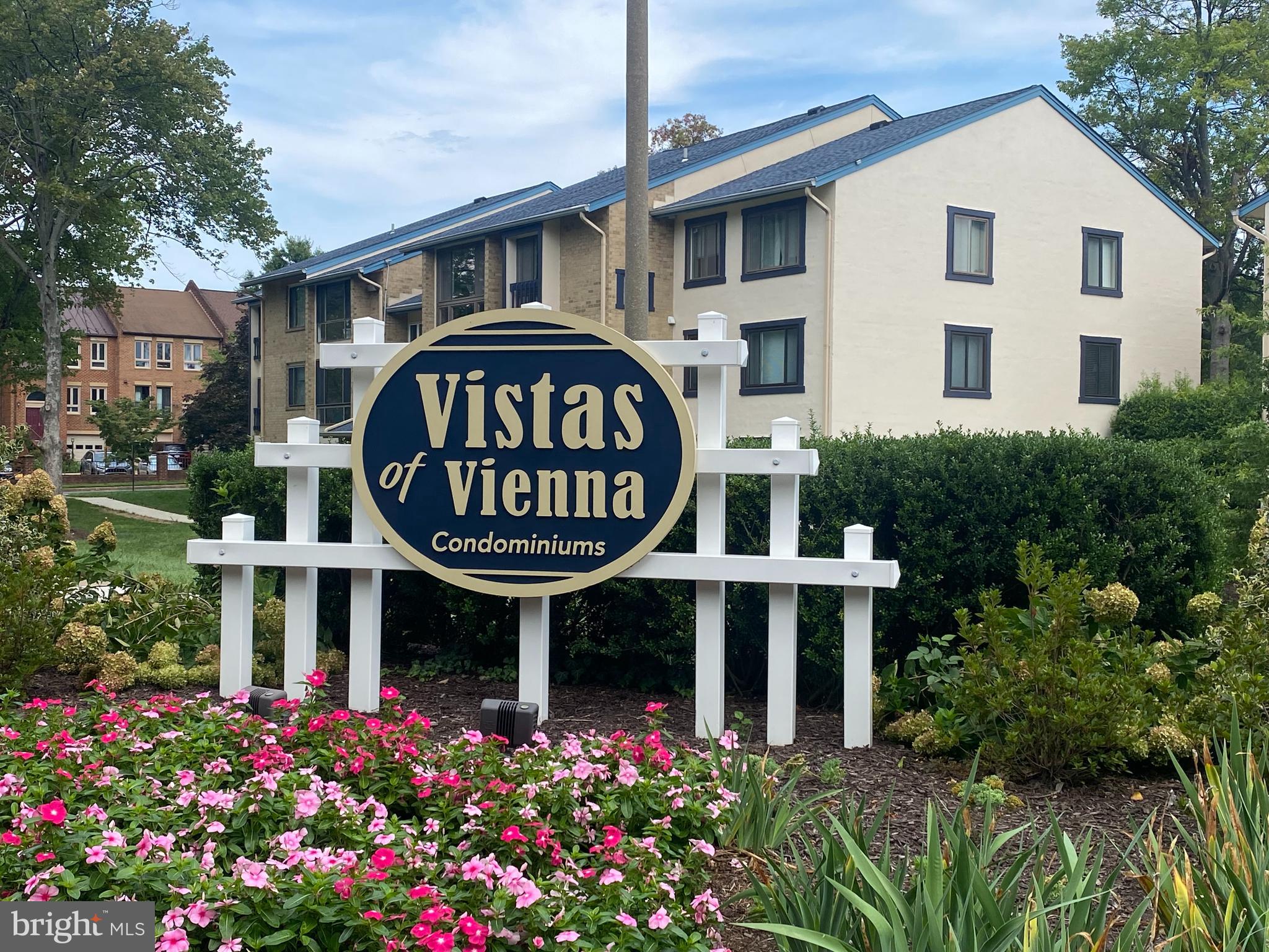 VISTAS OF VIENNA CONDOMINIUMS - Residential