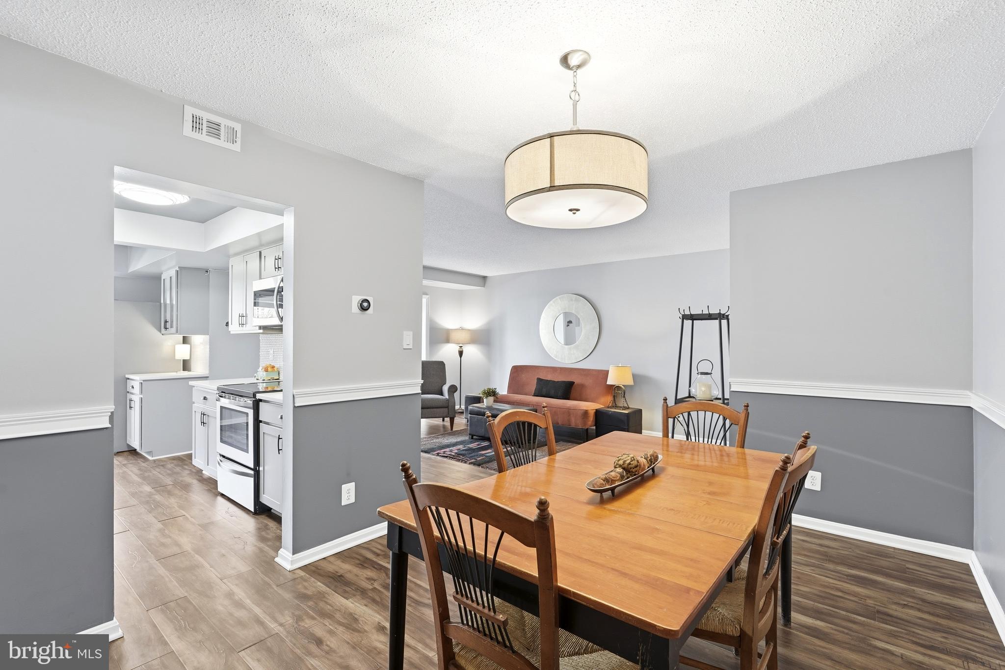 VISTAS OF VIENNA CONDOMINIUMS - Residential