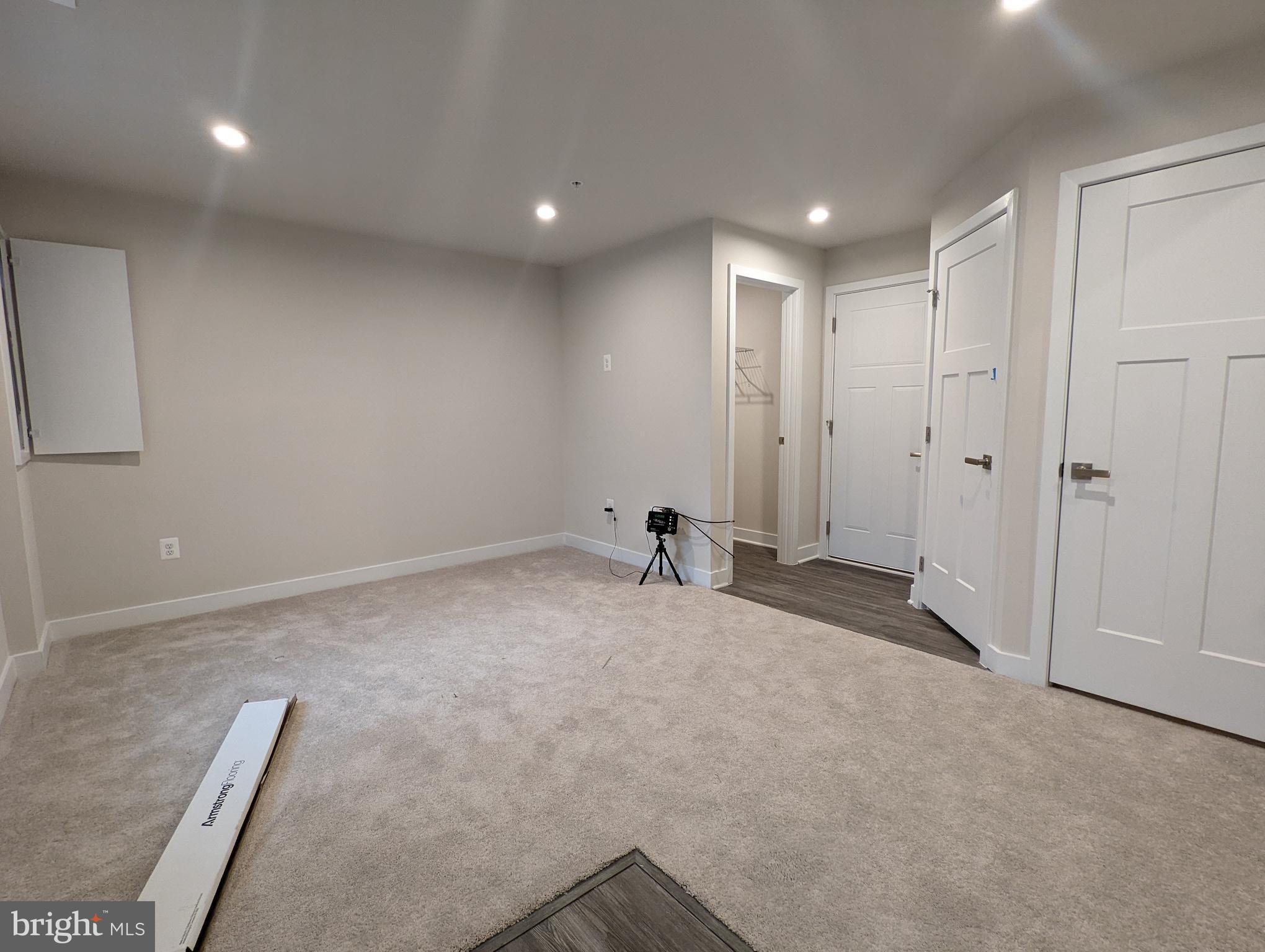 MONTGOMERY VILLAGE - Residential Lease