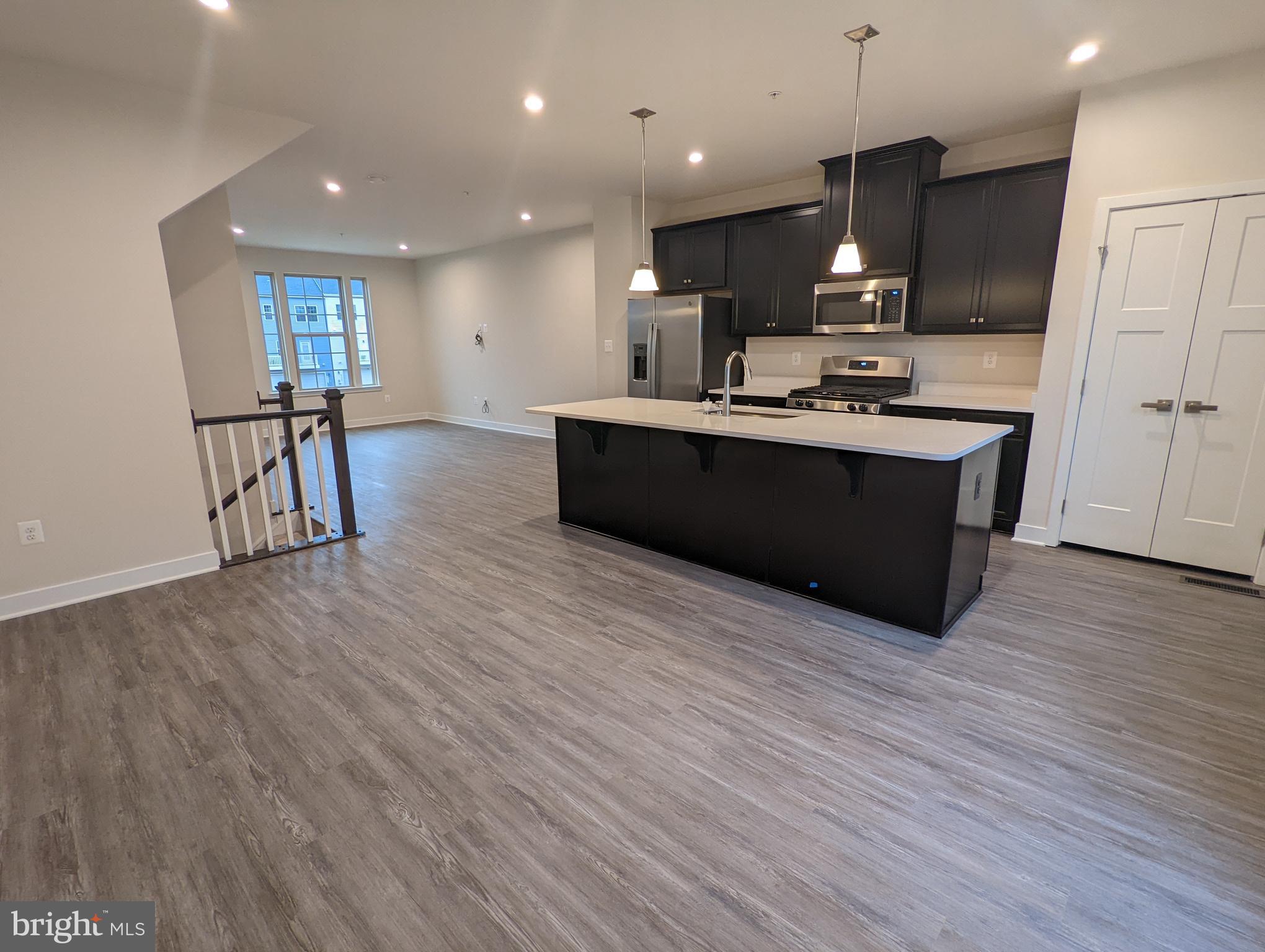 MONTGOMERY VILLAGE - Residential Lease