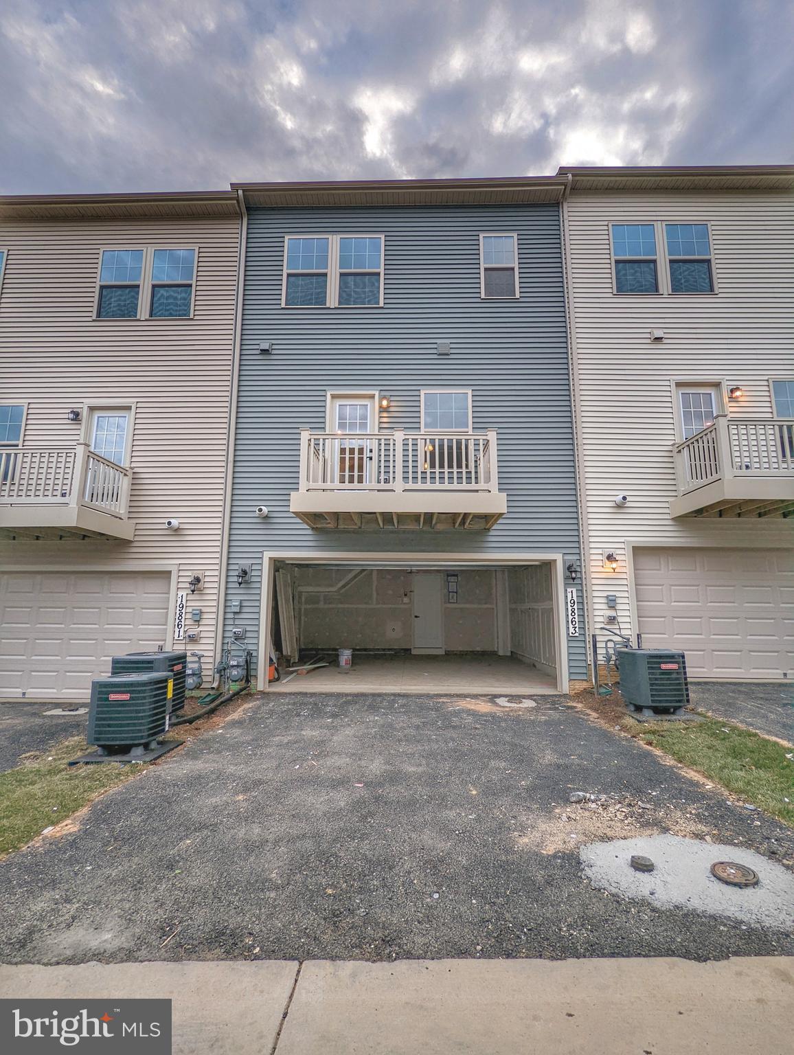 MONTGOMERY VILLAGE - Residential Lease